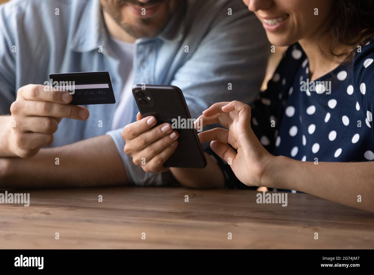 Happy Millennial paar online einkaufen, die Zahlung für den Kauf Stockfoto