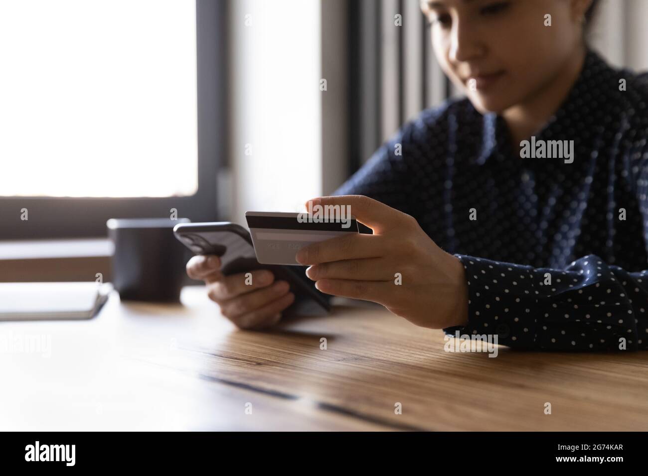 Weibliche indische Kundin, die mit der mobilen Bank-Service-App des Smartphones verwendet Stockfoto