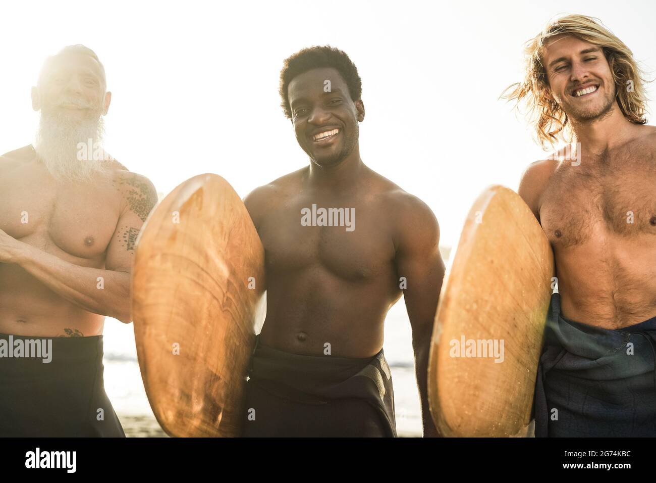 Multi-Generationen-Surfer-Freunde Spaß am Strand nach der Surf-Session - Weiche Konzentration auf den richtigen Mann Stockfoto