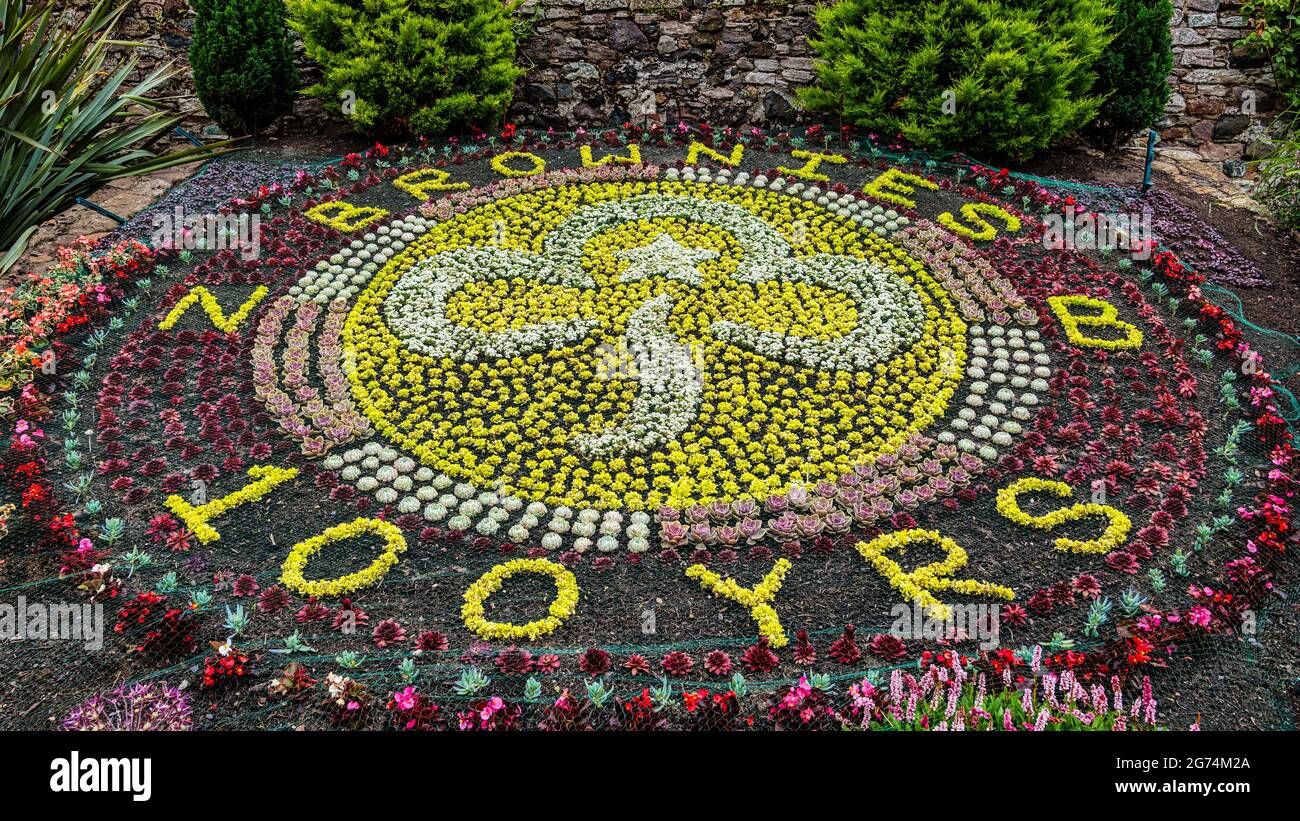 Blumenbeet feiert 100 Jahre Brownies, Lodge Grounds Garden, North Berwick, East Lothian, Schottland, VEREINIGTES KÖNIGREICH Stockfoto
