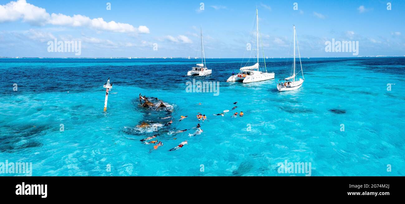 Menschen schnorcheln rund um das Schiffswrack in der Nähe von Bahamas im Karibischen Meer. Stockfoto