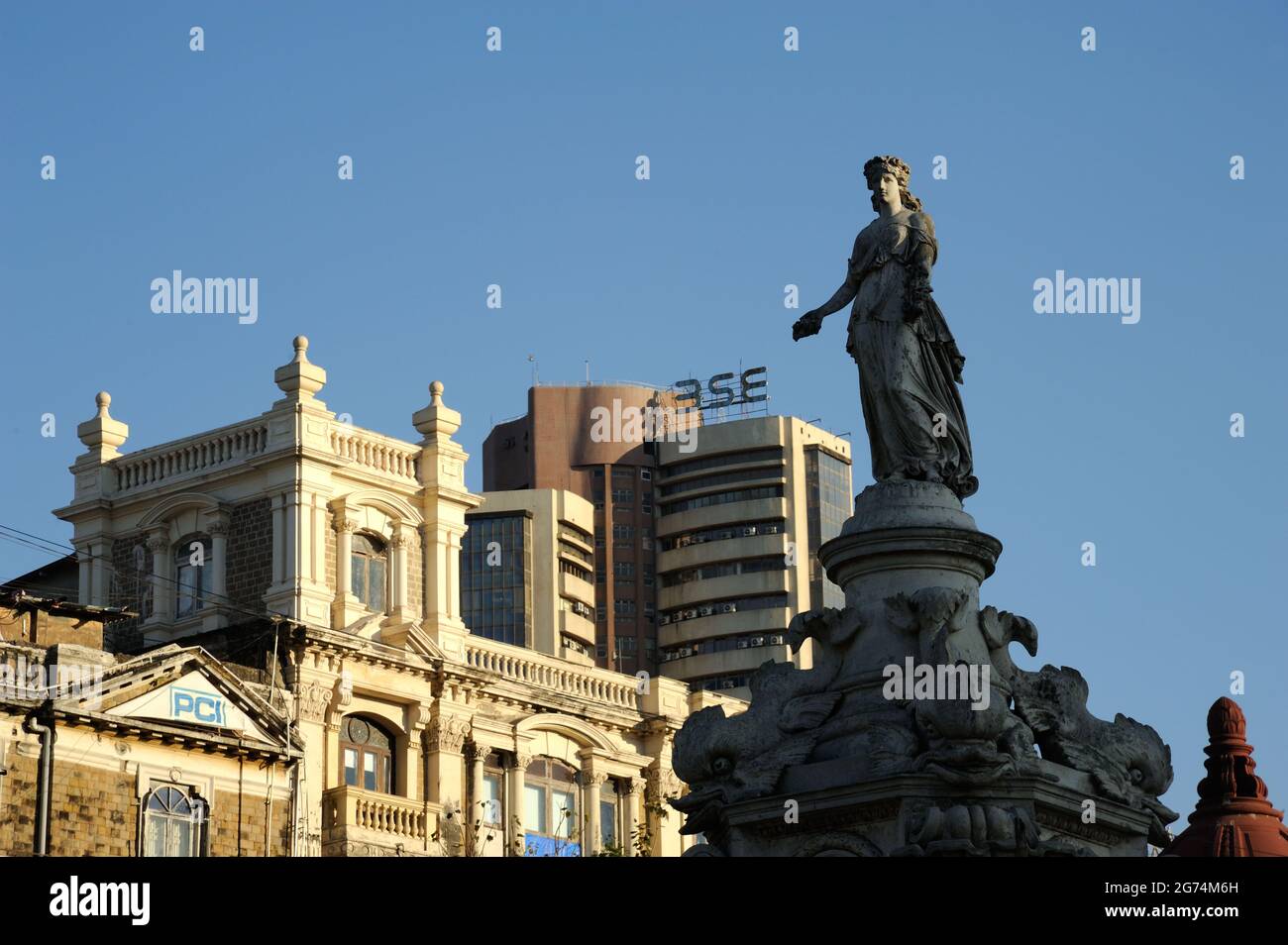 Römische Göttin Flora Brunnen Erbe Denkmal und im Hintergrund bombay Börse Gebäude hutatmachowk dadabhai naoroji Straße fort Stockfoto