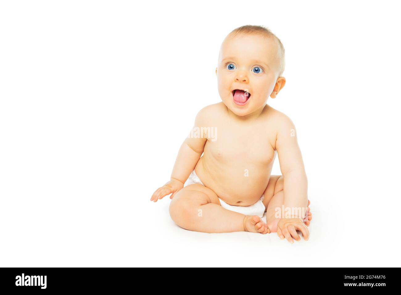 Baby Mädchen in Windel isoliert auf weißen sitzen, lächeln Stockfoto