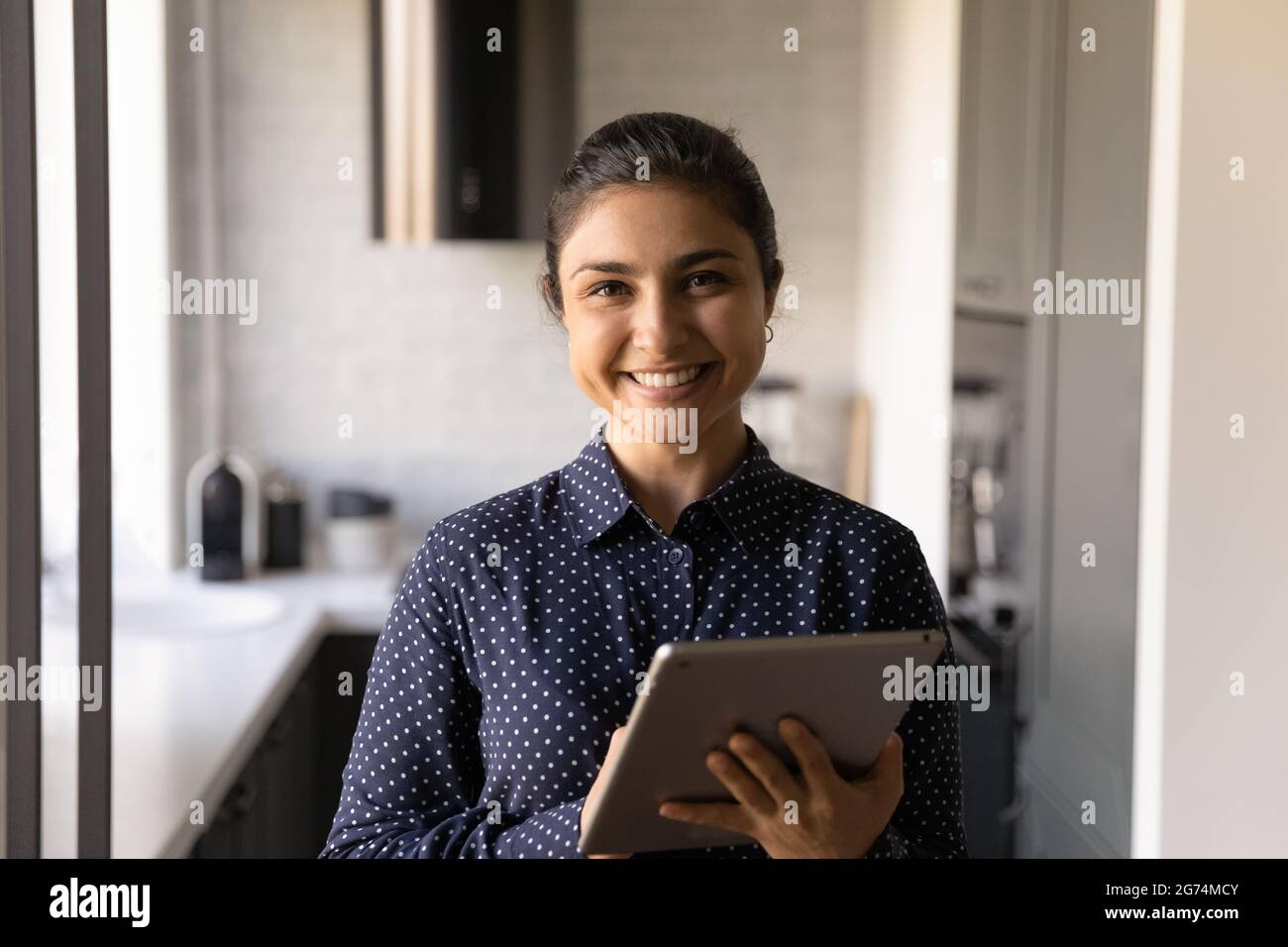 Porträt einer glücklichen indischen Kundin mit App-Service Stockfoto