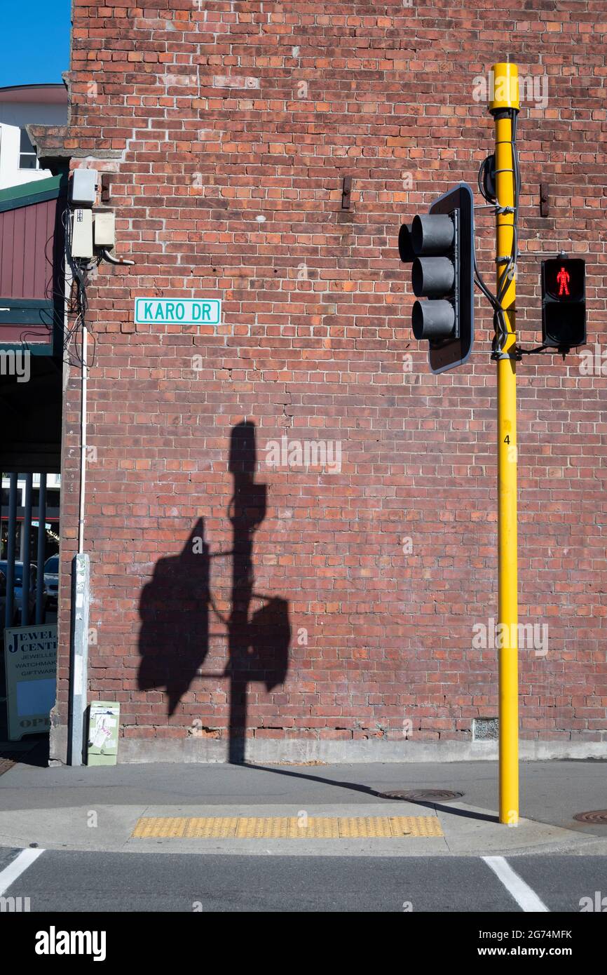 Ampel und Schatten auf Backsteinmauer, Wellington, Nordinsel, Neuseeland Stockfoto