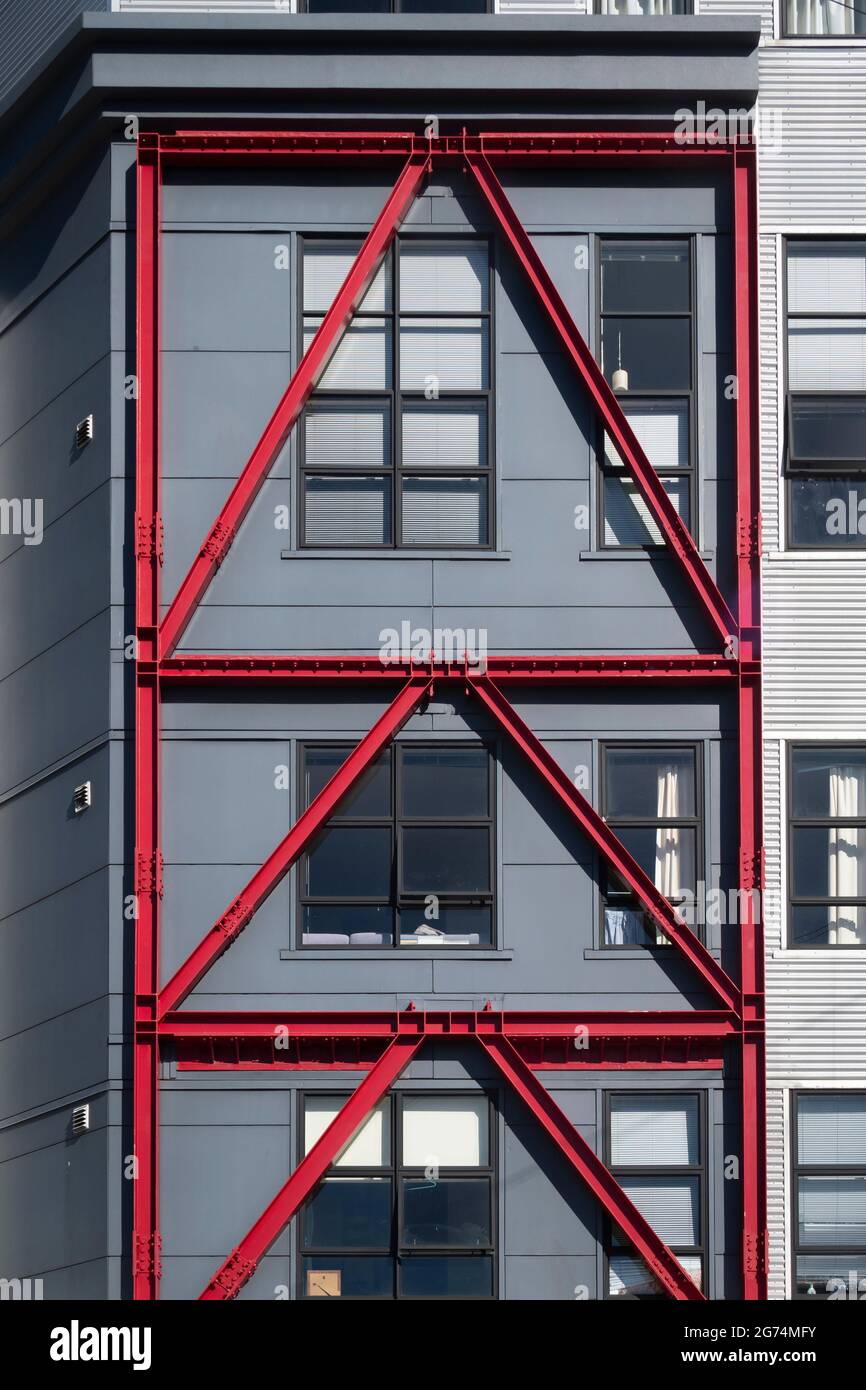 Außenverstärkung des alten Gebäudes als Teil der Erdbebenverstärkung, Wellington, Nordinsel, Neuseeland Stockfoto