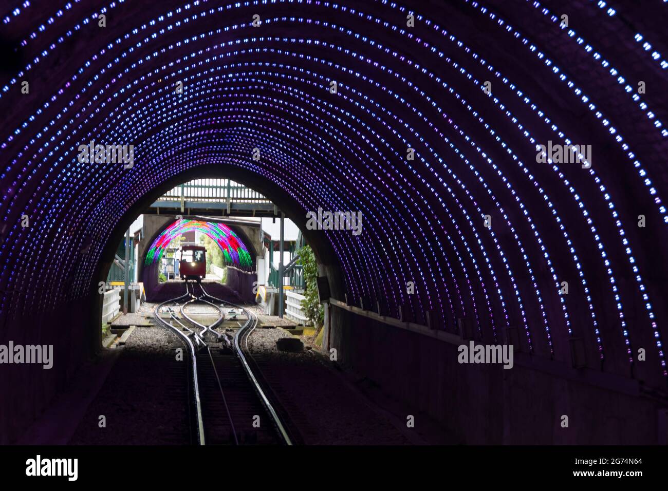 Seilbahn im beleuchteten Tunnel, Wellington, Nordinsel, Neuseeland Stockfoto