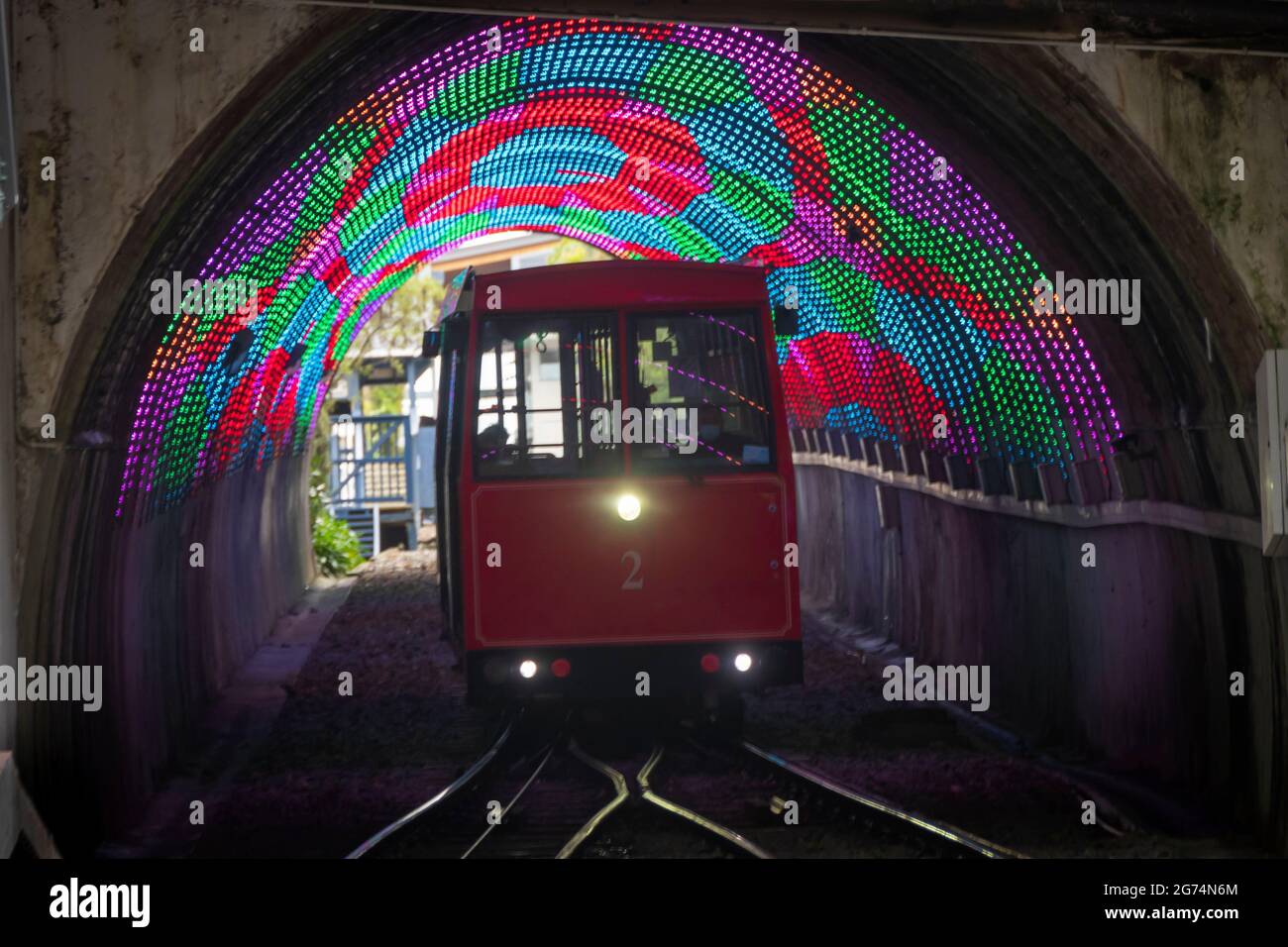 Seilbahn im beleuchteten Tunnel, Wellington, Nordinsel, Neuseeland Stockfoto