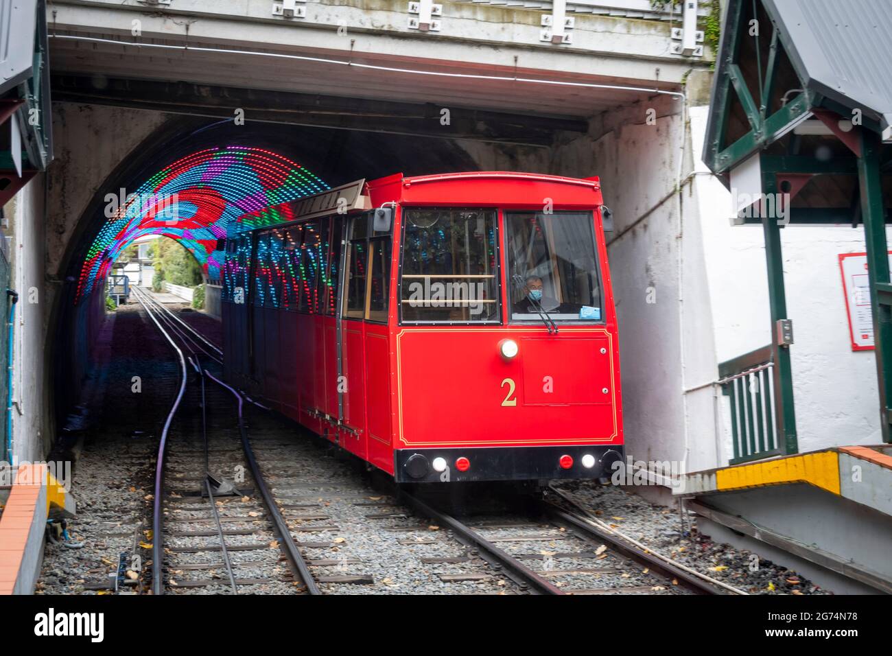 Seilbahn im beleuchteten Tunnel, Wellington, Nordinsel, Neuseeland Stockfoto