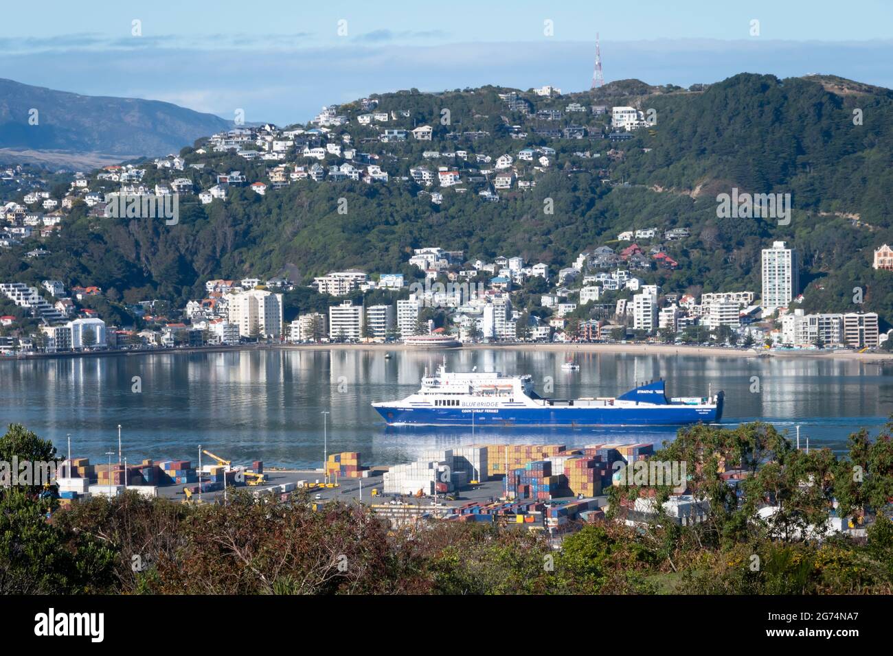 Bluebridge Cook Strait Ferry, 'Strait Feronia', Abfahrt am Hafen von Wellington, Nordinsel, Neuseeland Stockfoto