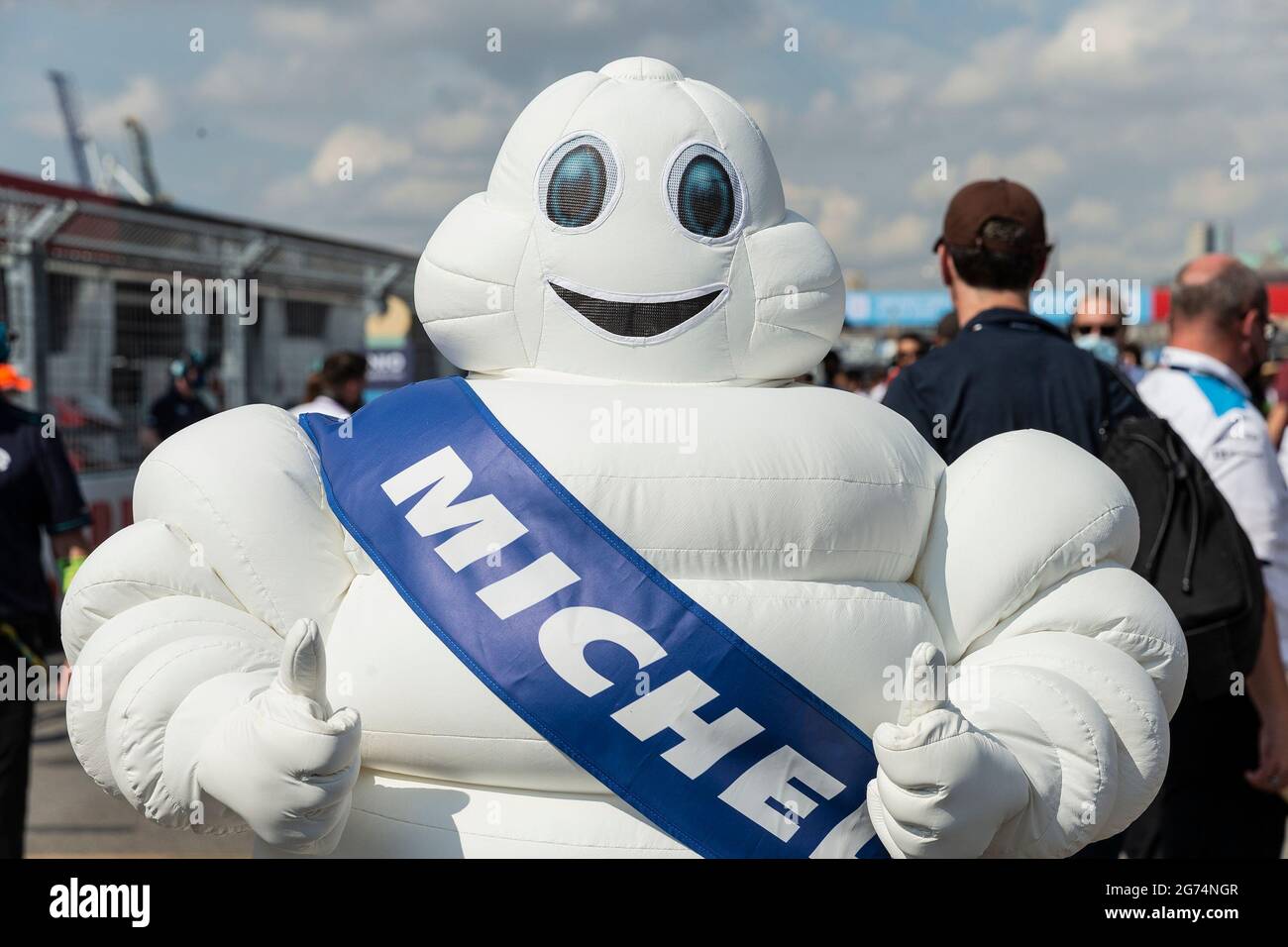 Michelin-Maskottchen vor Beginn des Rennens der ABB Formel-E-Weltmeisterschaft New York E-Prix auf dem Red Hook Brooklyn Street Circuit auf der Rennstrecke zu sehen. (Foto von Lev Radin/Pacific Press) Stockfoto