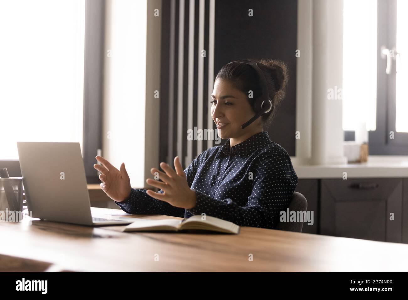 Glücklicher indischer Telemarketing-Manager, Support-Center-Betreiber, der mit dem Kunden zusammenarbeitet Stockfoto