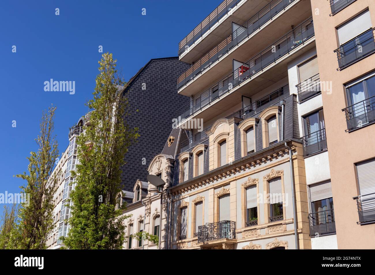 Europa, Luxemburg, Esch-sur-Alzette, umgebaute traditionelle Apartments mit modernen Wohnungen, die oben am Boulevard John Fitzgerald Kennedy erbaut wurden Stockfoto