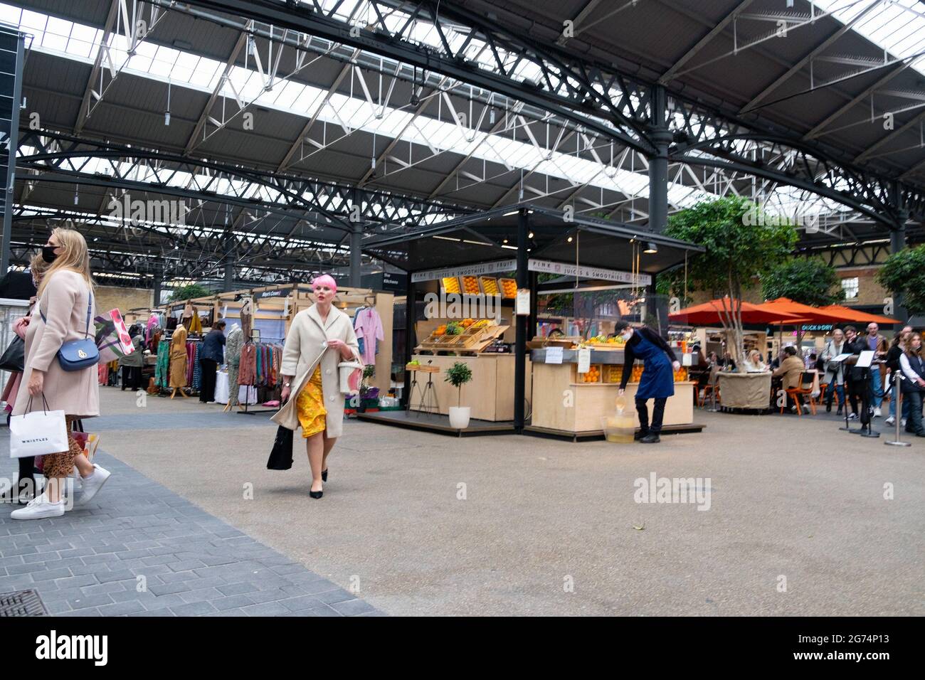 Shopper ohne Gesichtsmaske Spitalfields Marktinterieur nach covid Pandemie-Lockdown-Einschränkungen in East London UK Mai 2021 KATHY DEWITT Stockfoto