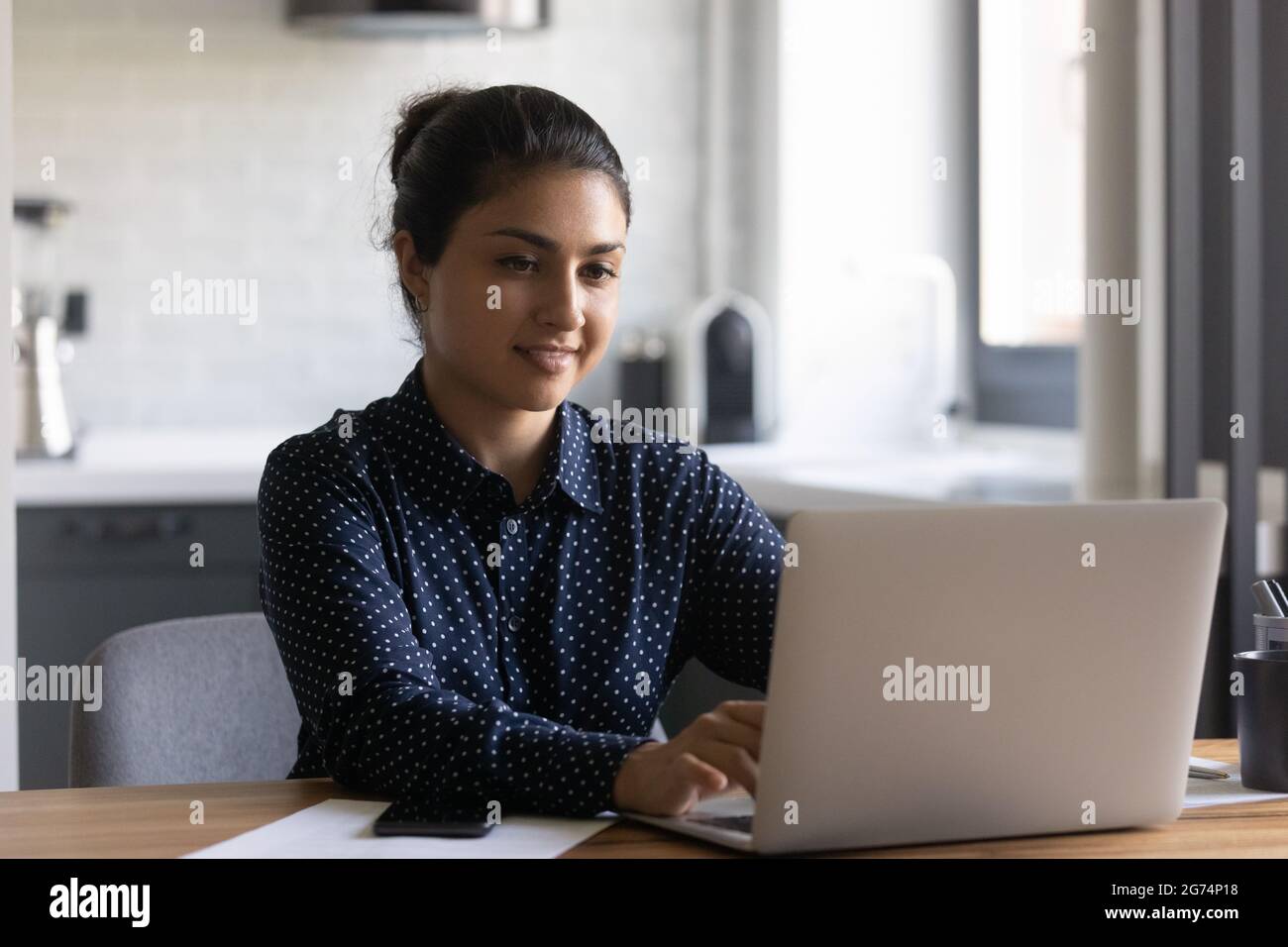 Happy Indian Student Mädchen online studieren, mit Laptop Stockfoto