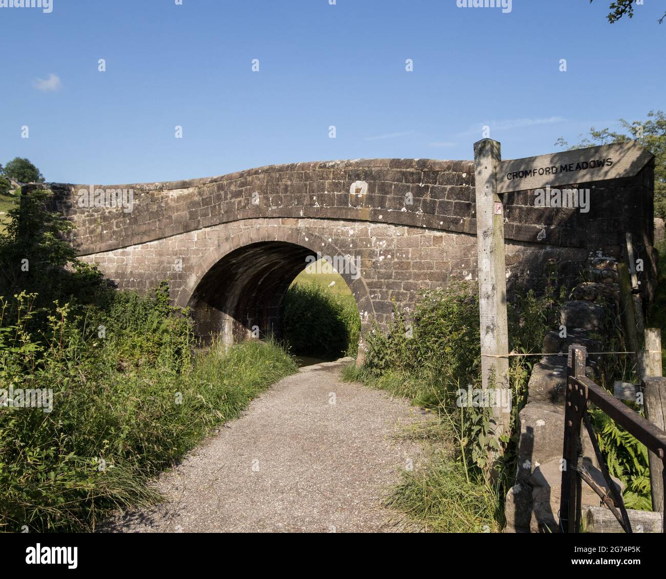 Fußgängerbrücke über den Cromford Canal an sonnigen Tagen - Derbyshire Peak District Stockfoto