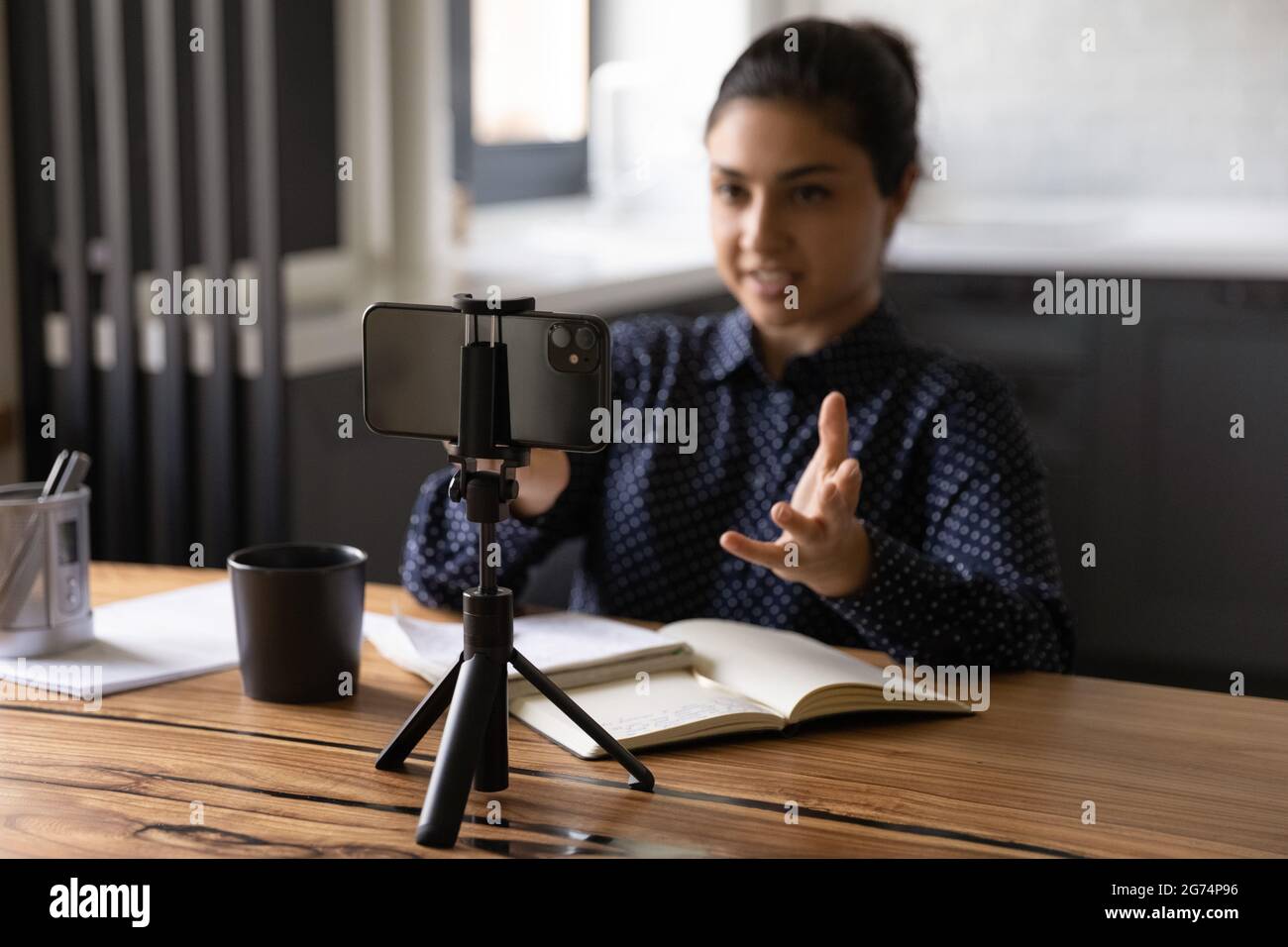 Indische Bloggerin nimmt Video auf Smartphone Stockfoto
