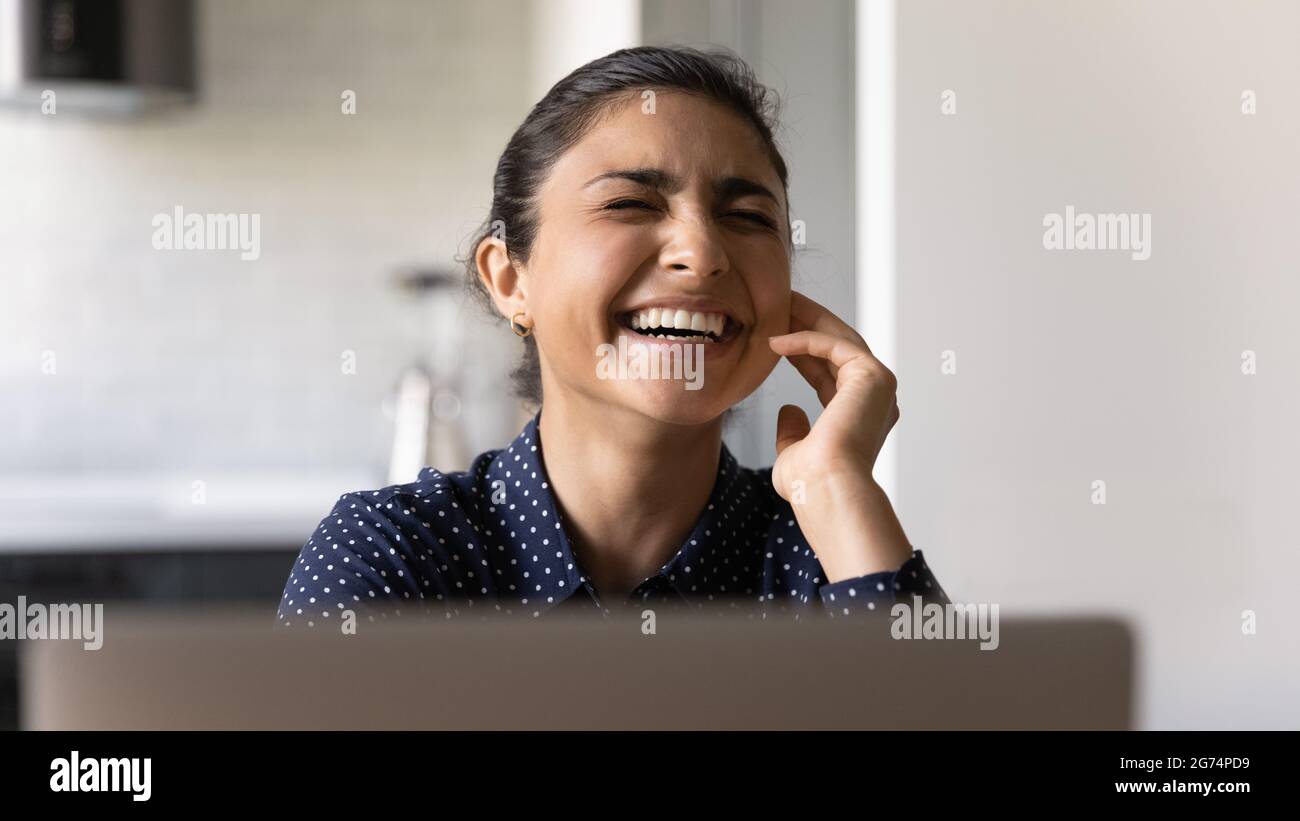 Glücklich aufgeregt indischen Student Mädchen lachend am Laptop Stockfoto