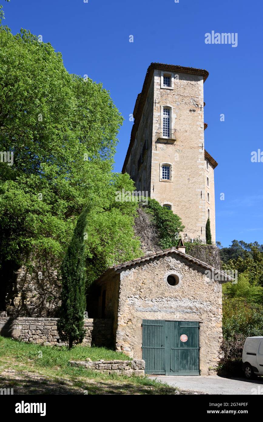 Hoch aufragende Endfassade des C17. Entrecasteaux Chateau und der Alten Garage Var Provence Frankreich Stockfoto