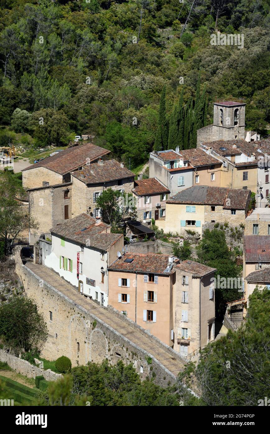 Luftaufnahme oder Hochwinkelansicht über die Altstadt oder das historische Viertel von Entrecasteaux Var Provence Frankreich Stockfoto