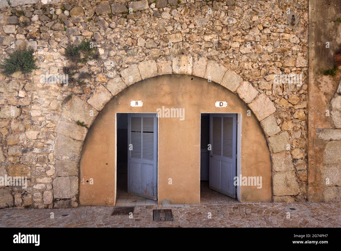 Französische öffentliche Toiletten oder öffentliche Toiletten, die unter dem alten Steinbogen gebaut wurden Stockfoto