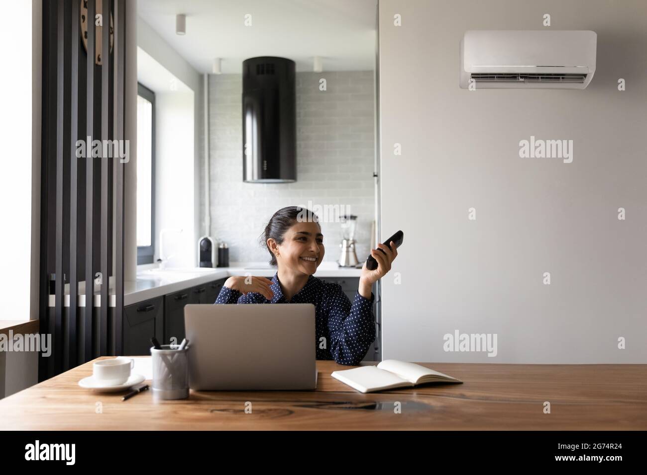 Glückliche indische Studentin oder Angestellte, die von zu Hause aus arbeitet Stockfoto