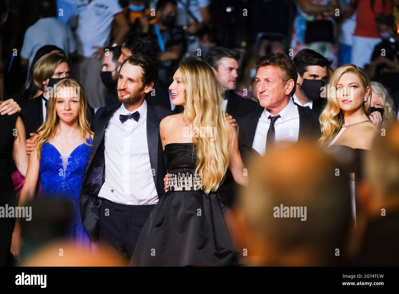 Palais des Festivals, Cannes, Frankreich. Juli 2021. Cast besucht den Roten Teppich am Tag der Flagge. Personen Im Bild, Jaydn Rylee, Dylan Penn, Sean Penn, Katheryn Winnick. Bild nach Kredit: Julie Edwards/Alamy Live News Stockfoto