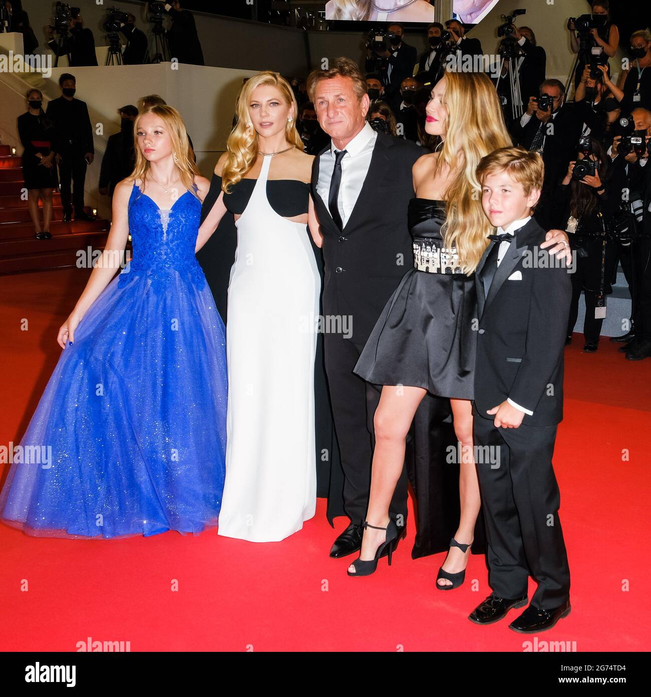 Palais des Festivals, Cannes, Frankreich. Juli 2021. Cast besucht den Roten Teppich am Tag der Flagge. Personen Im Bild, Jaydn Rylee, Dylan Penn, Sean Penn, Katheryn Winnick. Bild nach Kredit: Julie Edwards/Alamy Live News Stockfoto