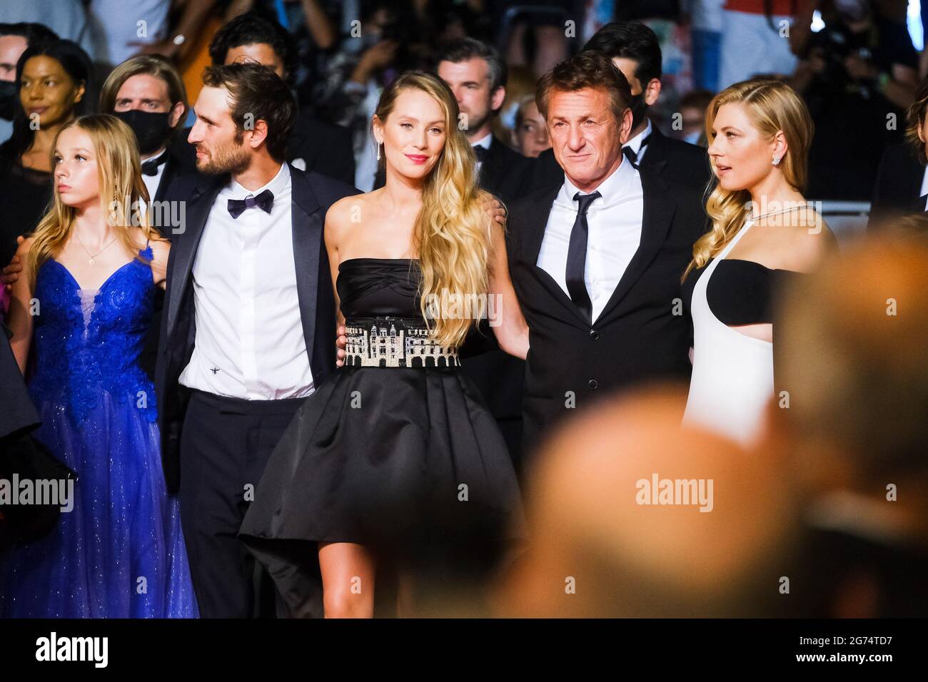Palais des Festivals, Cannes, Frankreich. Juli 2021. Cast besucht den Roten Teppich am Tag der Flagge. Personen Im Bild, Jaydn Rylee, Dylan Penn, Sean Penn, Katheryn Winnick. Bild nach Kredit: Julie Edwards/Alamy Live News Stockfoto