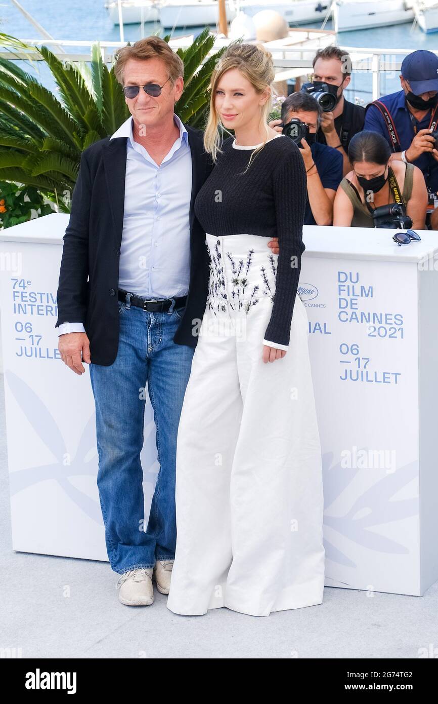 Palais des Festivals, Cannes, Frankreich. Juli 2021. Sean Penn und Dylan Frances Penn posiert beim „Flag Day“-Fotocall. Personen im Bild, Sean Penn, Dylan Frances Penn. Bild nach Kredit: Julie Edwards/Alamy Live News Stockfoto