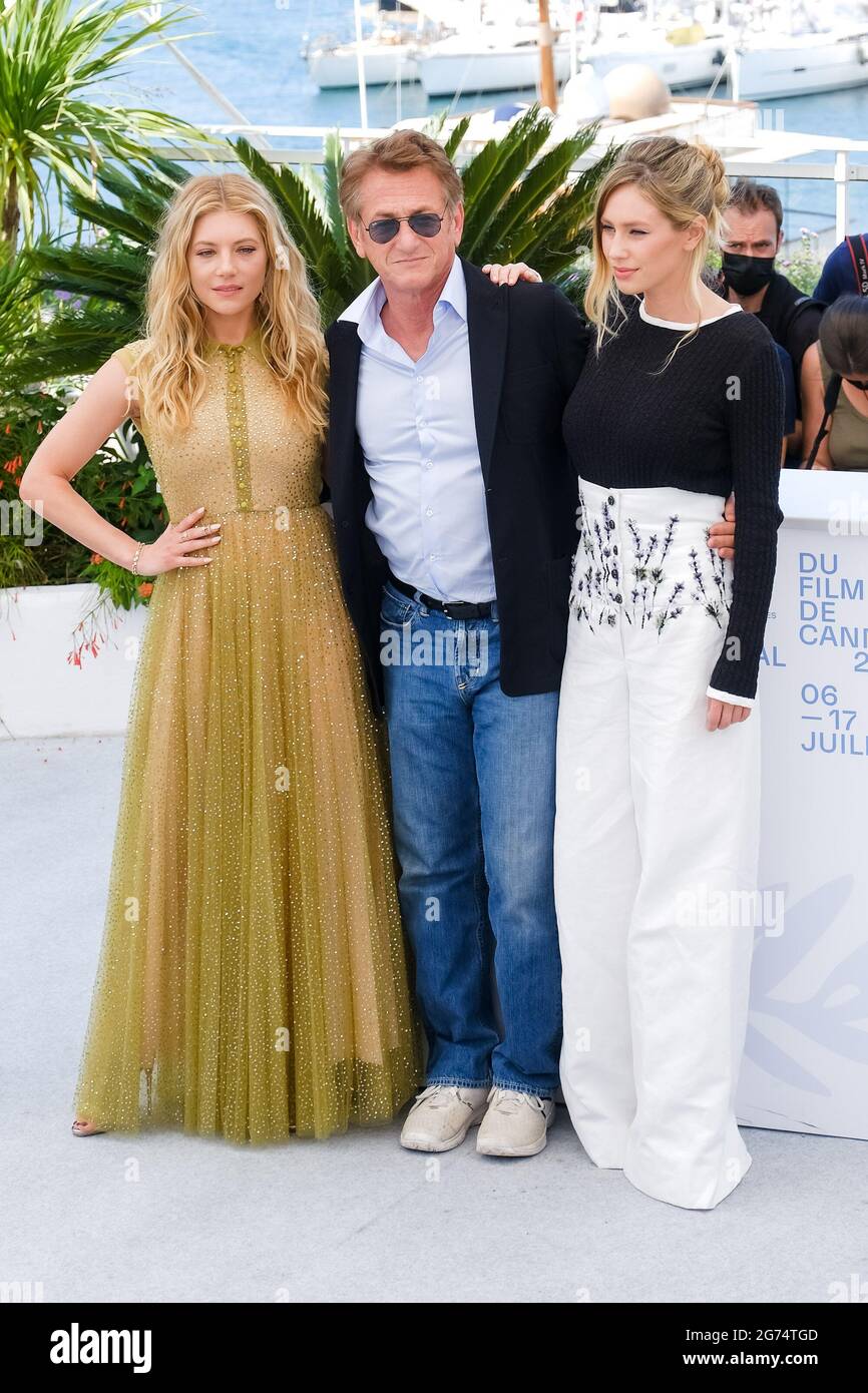 Palais des Festivals, Cannes, Frankreich. Juli 2021. Katheryn Winnick, Sean Penn und Dylan Frances Penn posiert beim „Flag Day“-Fotocall. Persons Pictured, Katheryn Winnick, Sean Penn, Dylan Frances Penn. Bild nach Kredit: Julie Edwards/Alamy Live News Stockfoto