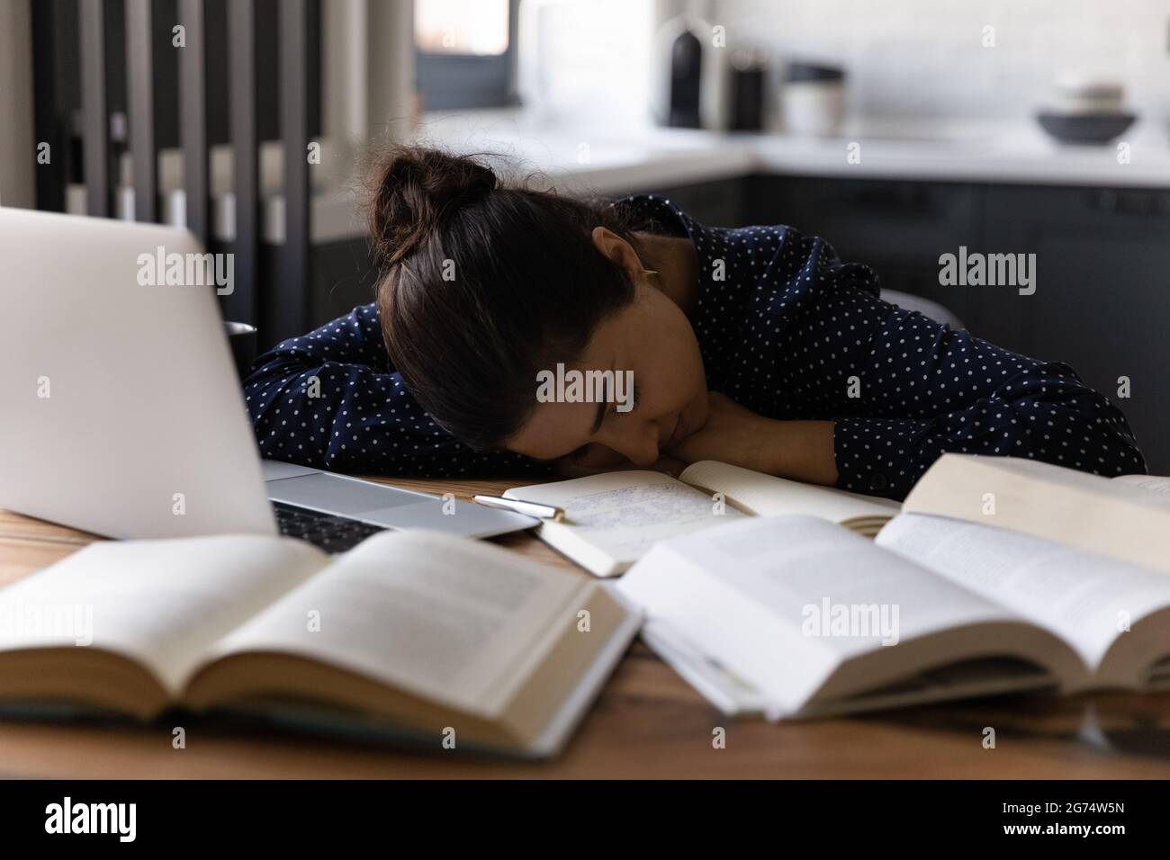 Erschöpft müde indische Student Mädchen schlafen am Arbeitsplatz Stockfoto