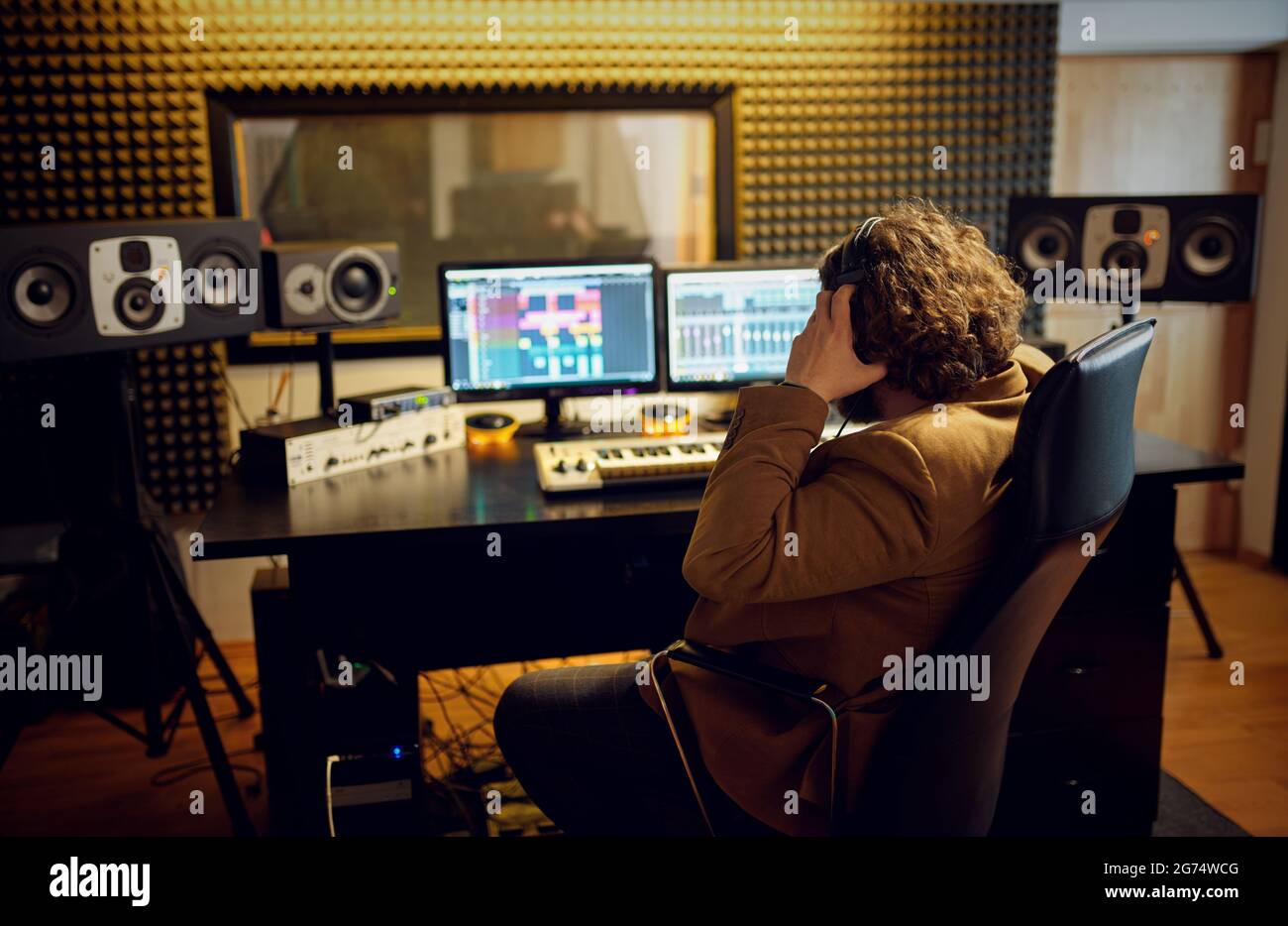 Männlicher Toningenieur beim Mischen von Consol, Rückansicht Stockfoto