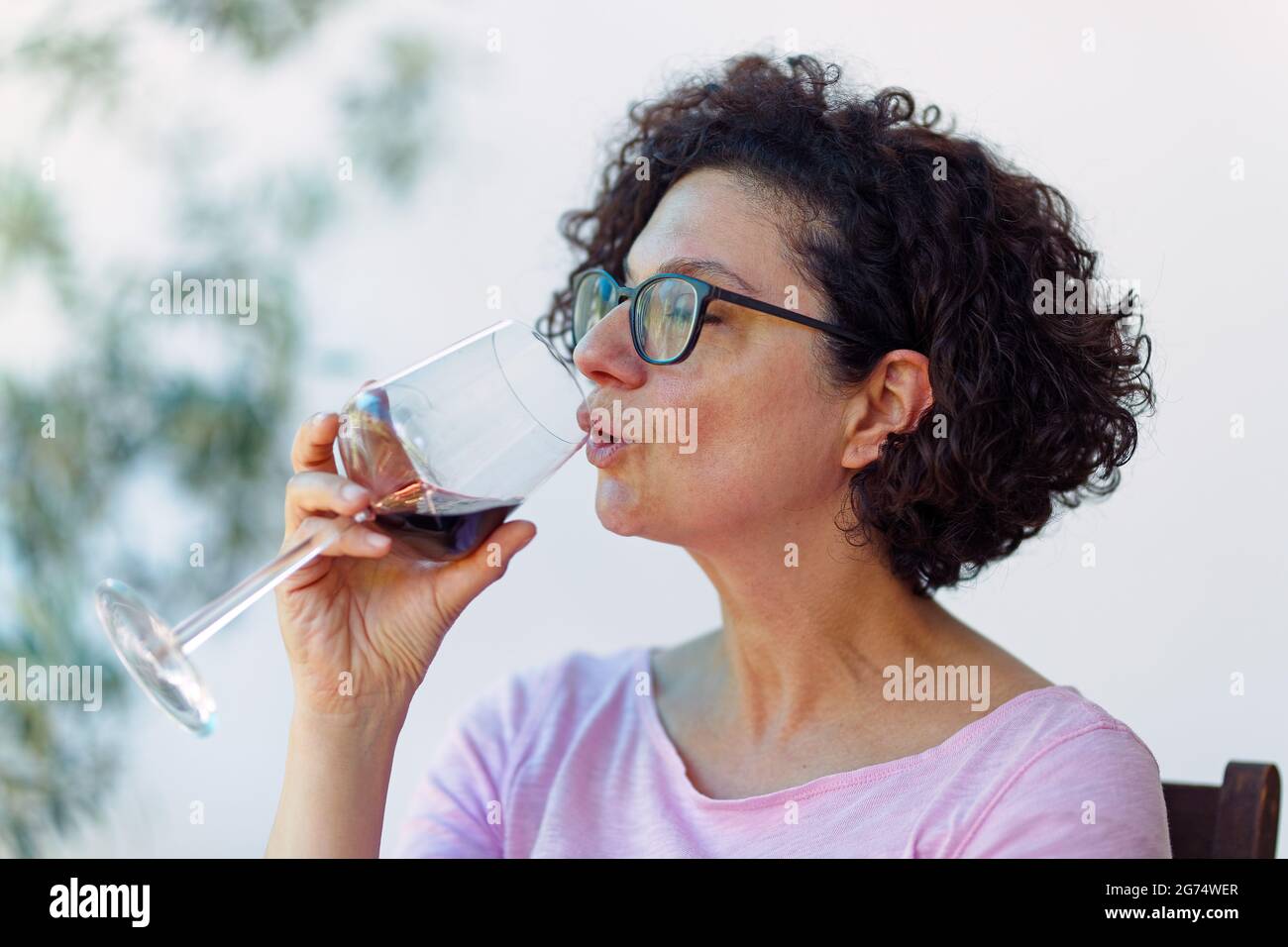 Frau mit roten Wein Glas Stockfoto