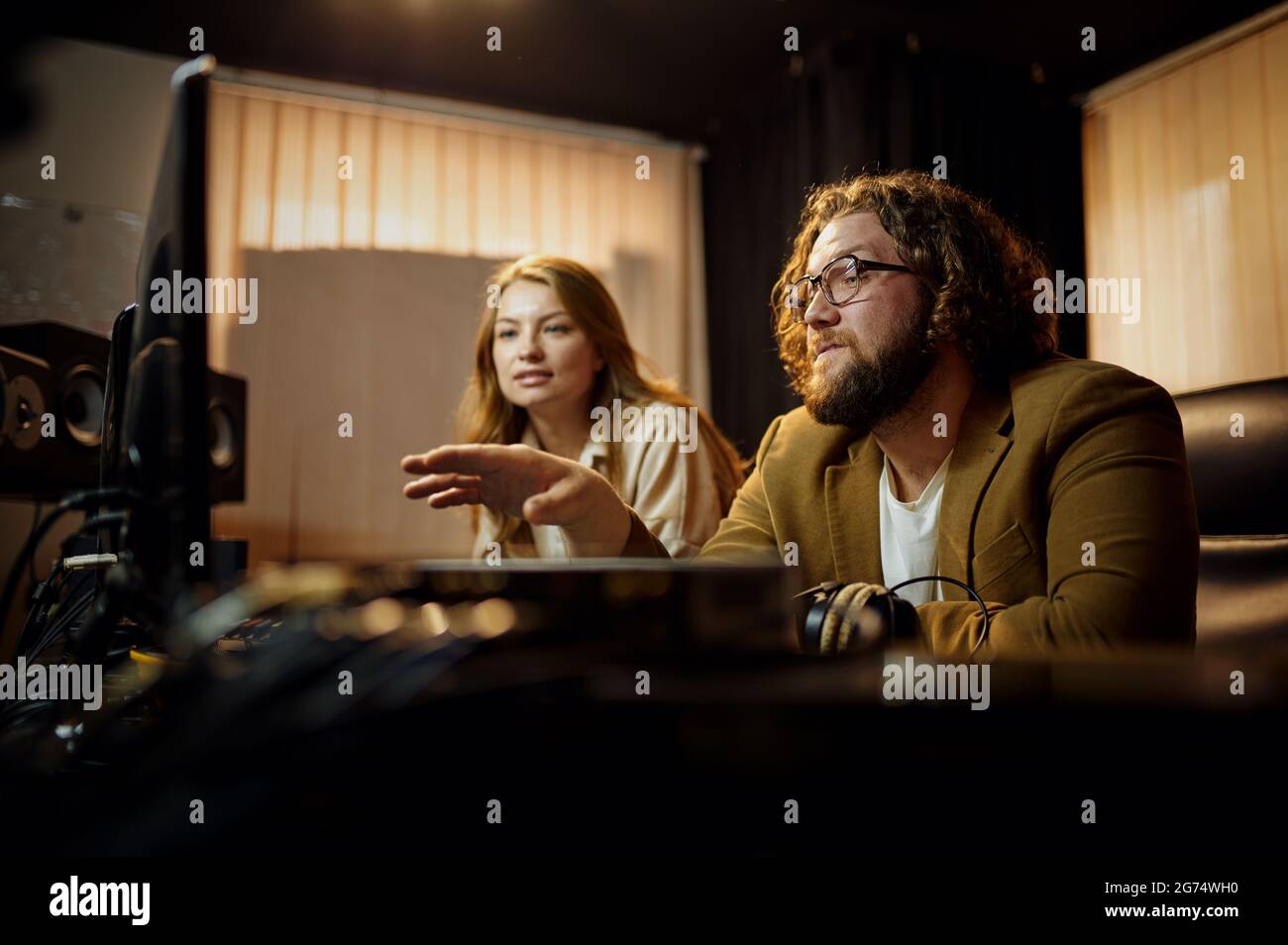 Männliche Produzentin und Sängerin, Aufnahmestudio Stockfoto