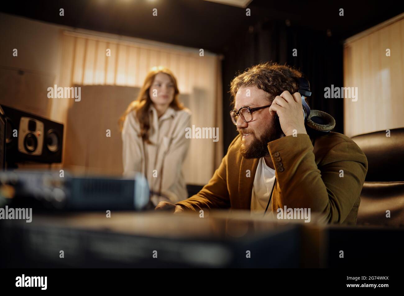 DJ und Sängerin, Aufnahmestudio Stockfoto