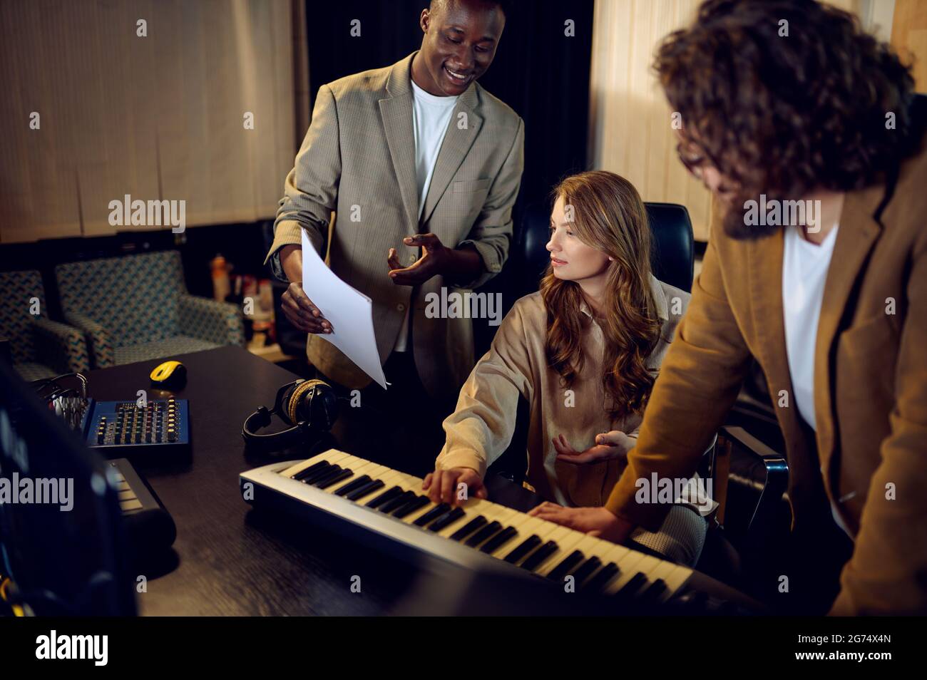Männliche und weibliche Performerinnen, Aufnahmestudio Stockfoto