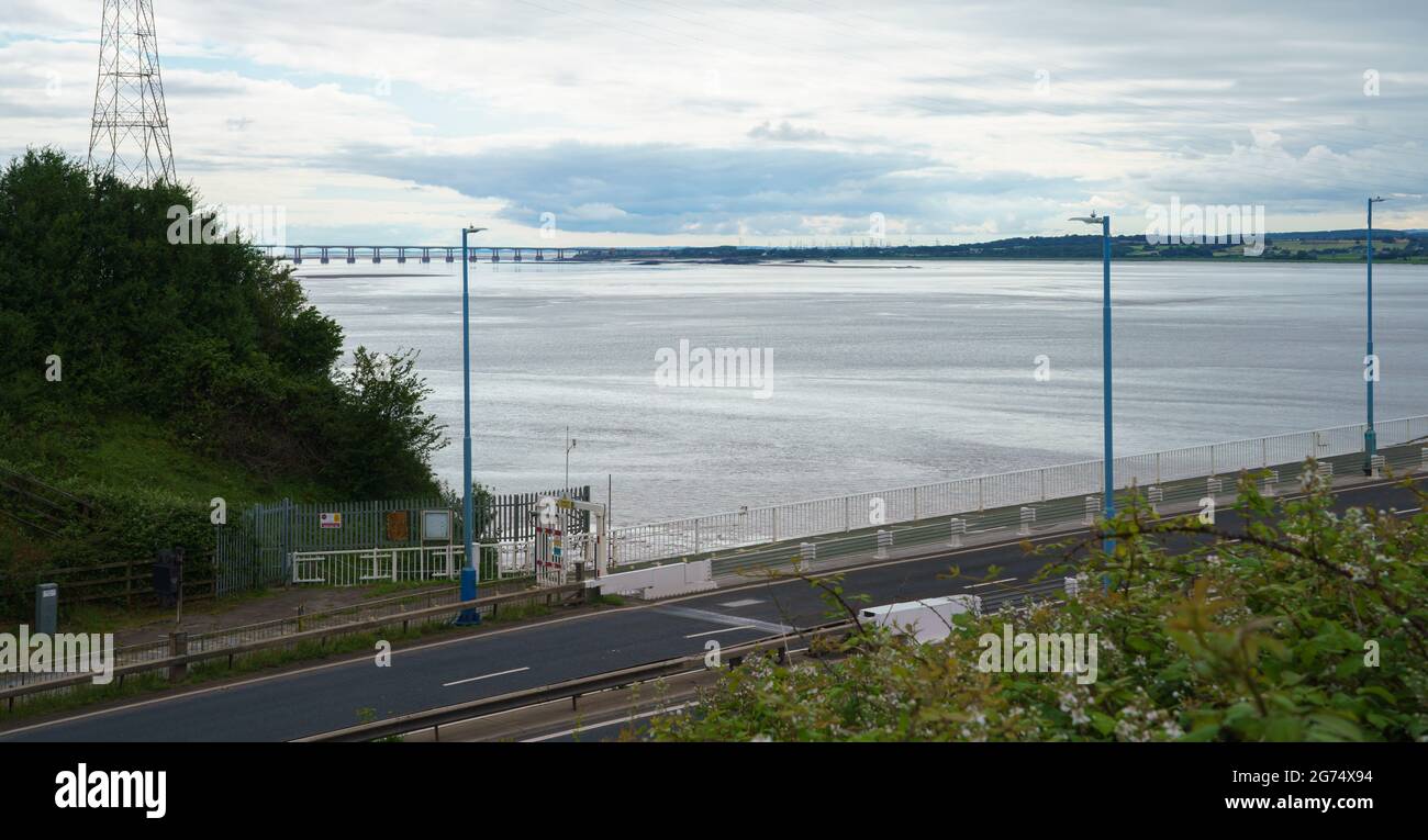 Blick auf die ursprüngliche Wahrzeichen der 1960er Jahre Severn Bridge, die England und Wales über den Fluss Severn verbindet Stockfoto