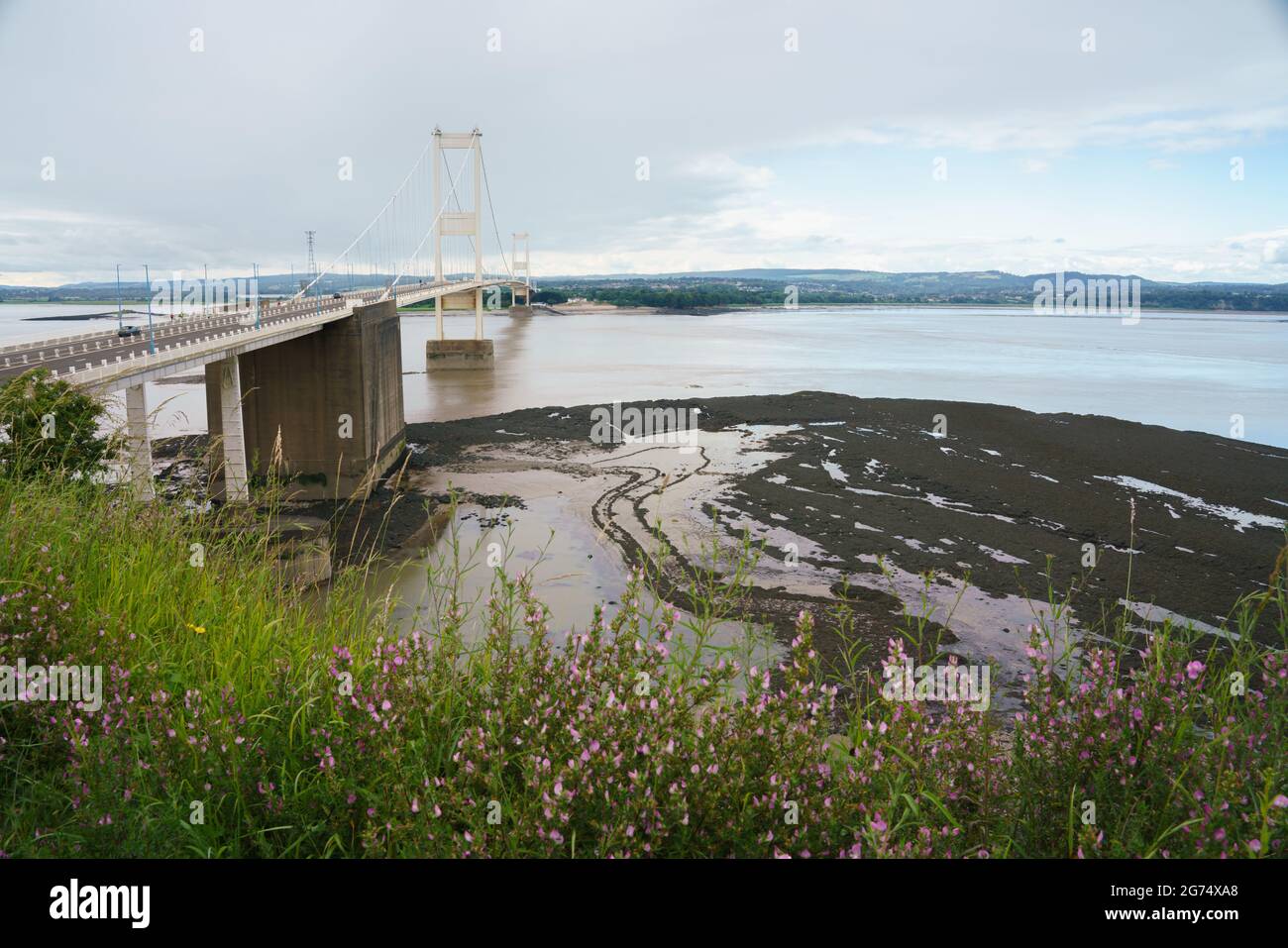 Blick auf die ursprüngliche Wahrzeichen der 1960er Jahre Severn Bridge, die England und Wales über den Fluss Severn verbindet Stockfoto