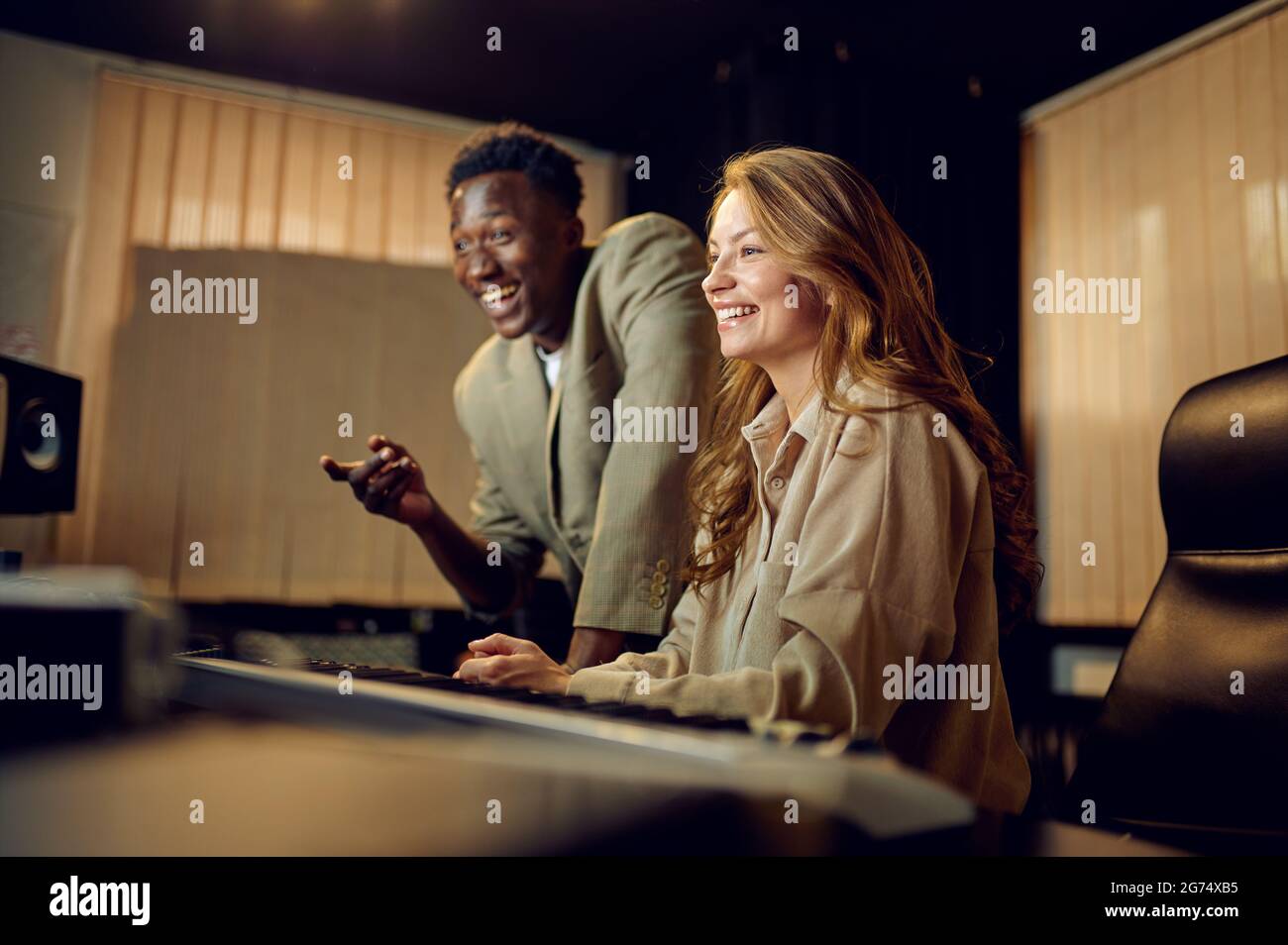 Zwei Ingenieure am Mischpult, Aufnahmestudio Stockfoto