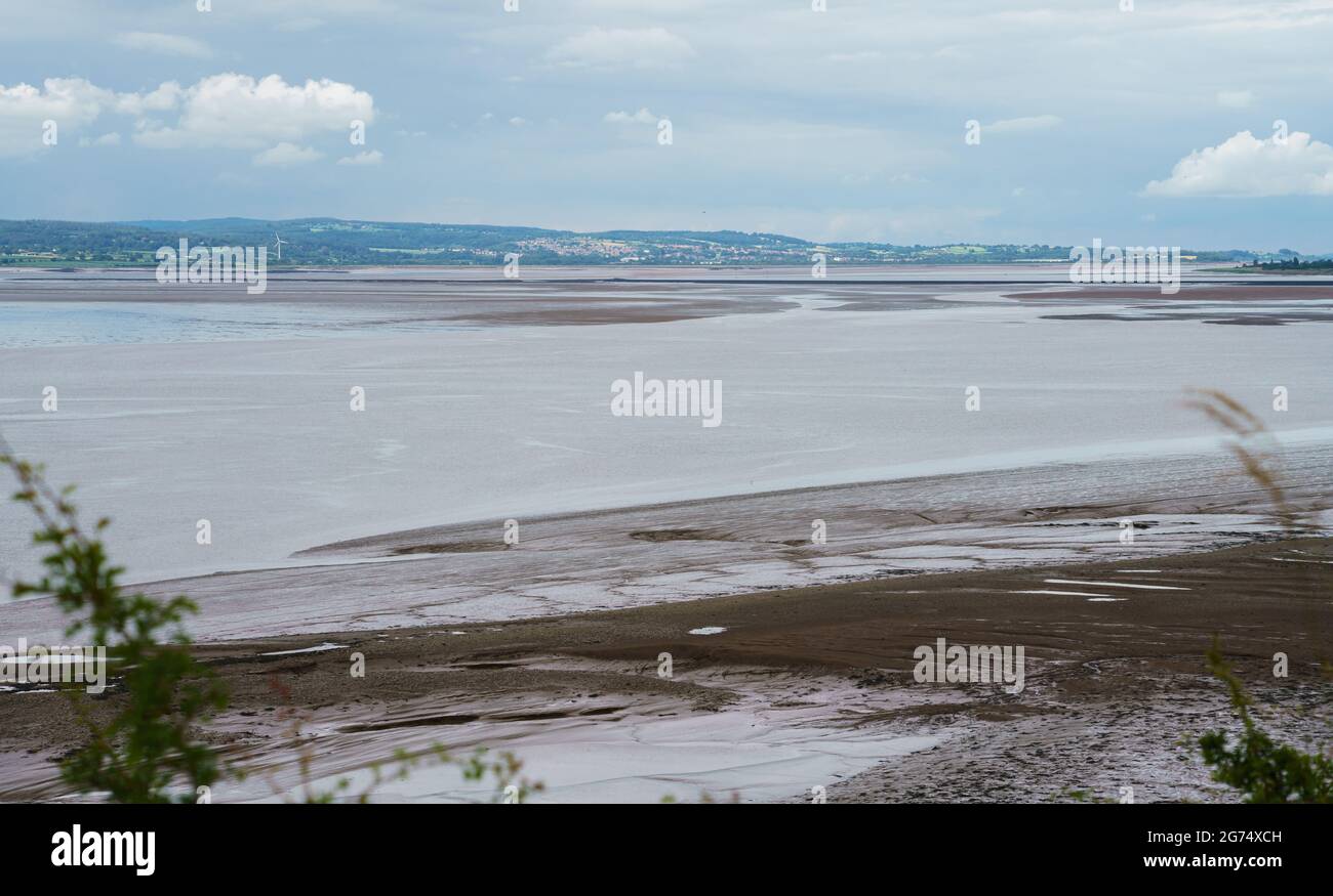 Blick auf die Severn River Bay durch die ursprüngliche Wahrzeichen der 1960er Jahre Severn Bridge, die England und Wales über den Fluss Severn verbindet Stockfoto