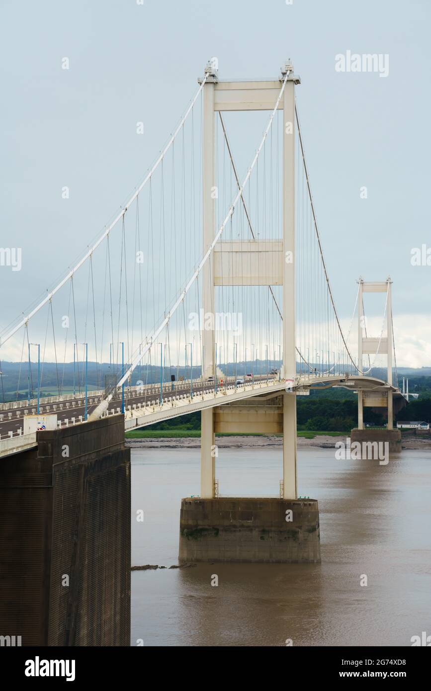 Blick auf die ursprüngliche Wahrzeichen der 1960er Jahre Severn Bridge, die England und Wales über den Fluss Severn verbindet Stockfoto