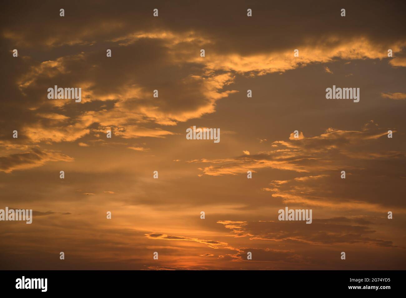 Wunderschöner, atemberaubender goldener Himmel während des Sonnenuntergangs am Promthep Cape Wahrzeichen Aussichtspunkt in Phuket, Thailand Stockfoto