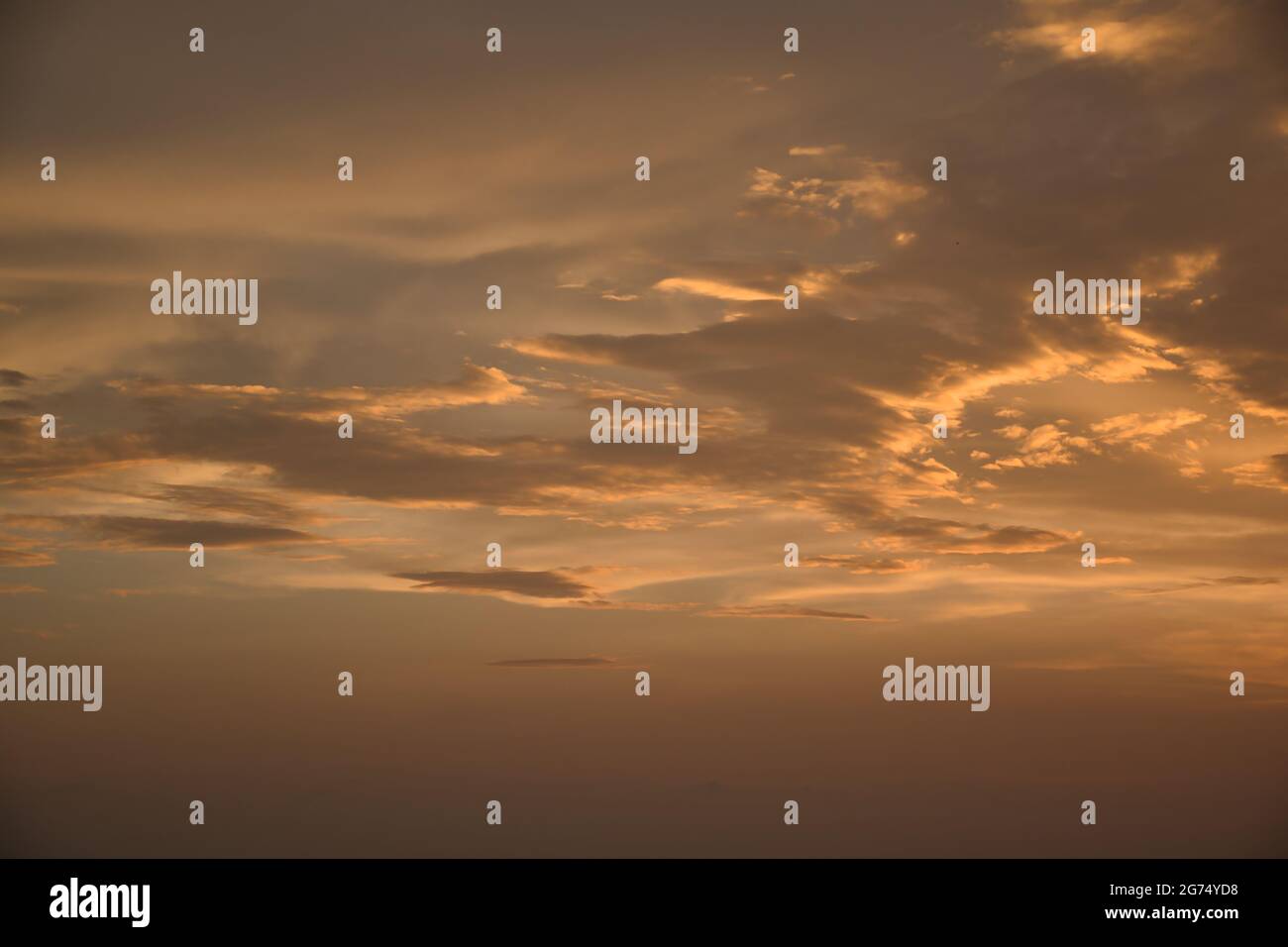 Wunderschöner, atemberaubender goldener Himmel während des Sonnenuntergangs am Promthep Cape Wahrzeichen Aussichtspunkt in Phuket, Thailand Stockfoto