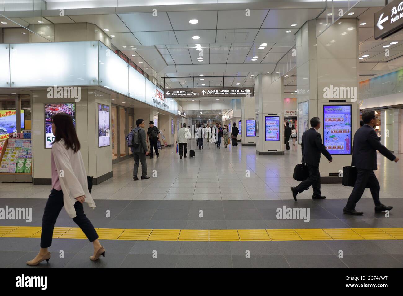 Die Innenansicht des geschäftigen Bahnhofs Tokio, Japan Stockfoto