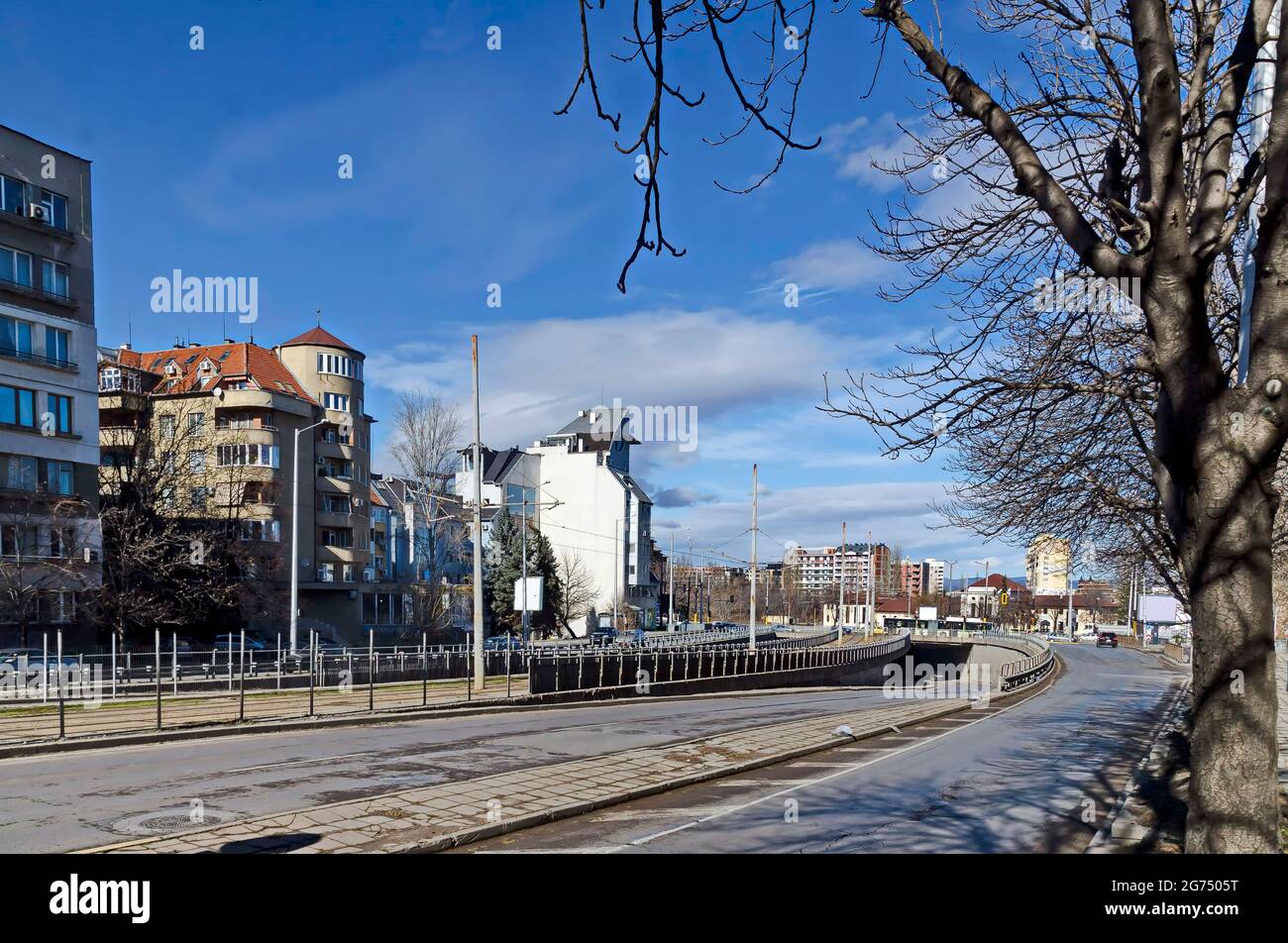 Fragment der städtischen Infrastruktur mit Straßenbahn-Route, U-Bahn und Straße, Sofia, Bulgarien Stockfoto