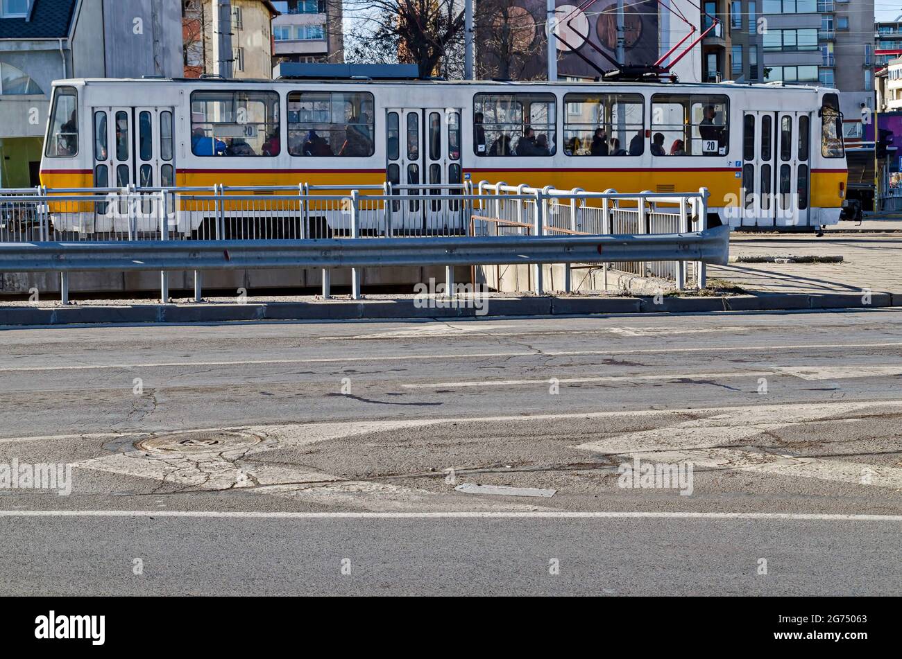 Fragment der städtischen Infrastruktur mit Straßenbahn-Route, U-Bahn und Straße, Sofia, Bulgarien Stockfoto