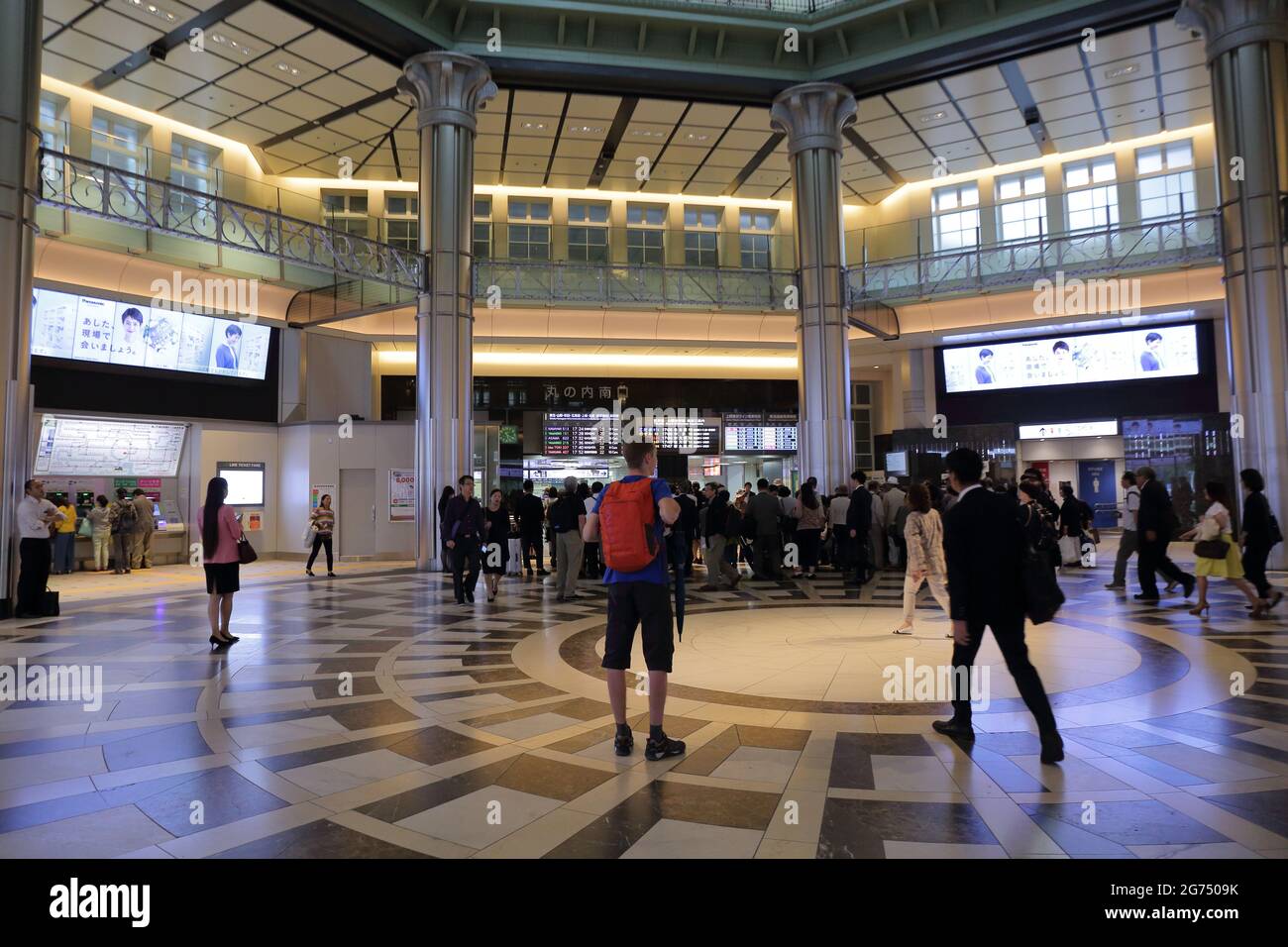 Die Innenansicht des geschäftigen Bahnhofs Tokio, Japan Stockfoto