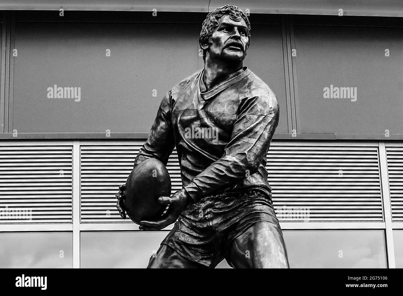 Emerald Headingley Stadium, Leeds, West Yorkshire, 11. Juli 2021. John Holmes Statue - Enthüllung im Emerald Headingley Stadium, Leeds. Die erste Statue in der 130-jährigen Geschichte des Emerald Headingley Stadions mit der John Holmes Statue, die ihren Platz vor der Südtribüne einnehmen wird. John Holmes ist nach wie vor einer der größten Spieler, der jemals für die Leeds Rugby League gespielt hat, nachdem er über zwei Jahrzehnte für seinen Heimatverein gespielt hat. Kredit: Touchlinepics/Alamy Live Nachrichten Stockfoto