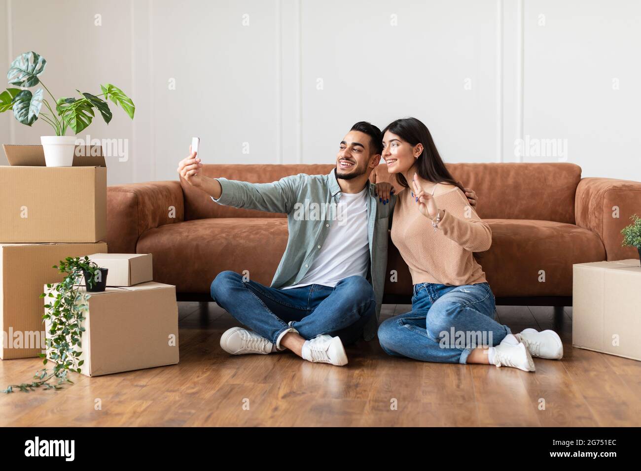 Glücklicher Mann und Frau, die in ihrer neuen Wohnung Selfie machen Stockfoto